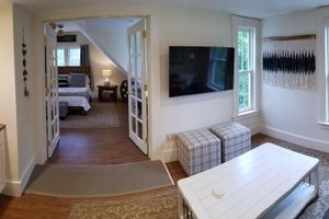 Alquiler Vacacional - Coveted Public House suite, food trucks & craft beer on site, walk to UNH & town