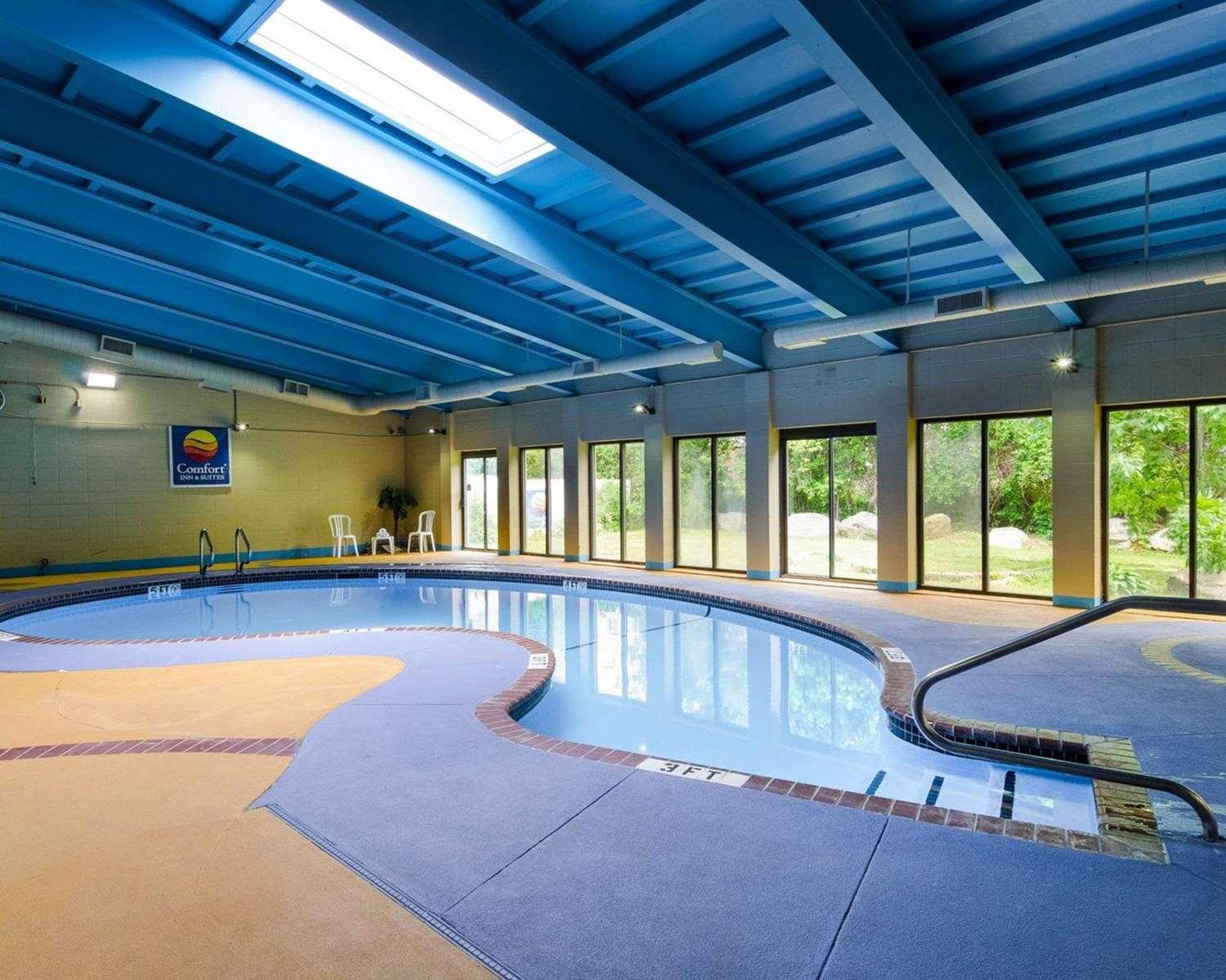 Vista da piscina Comfort Inn & Suites Fall River
