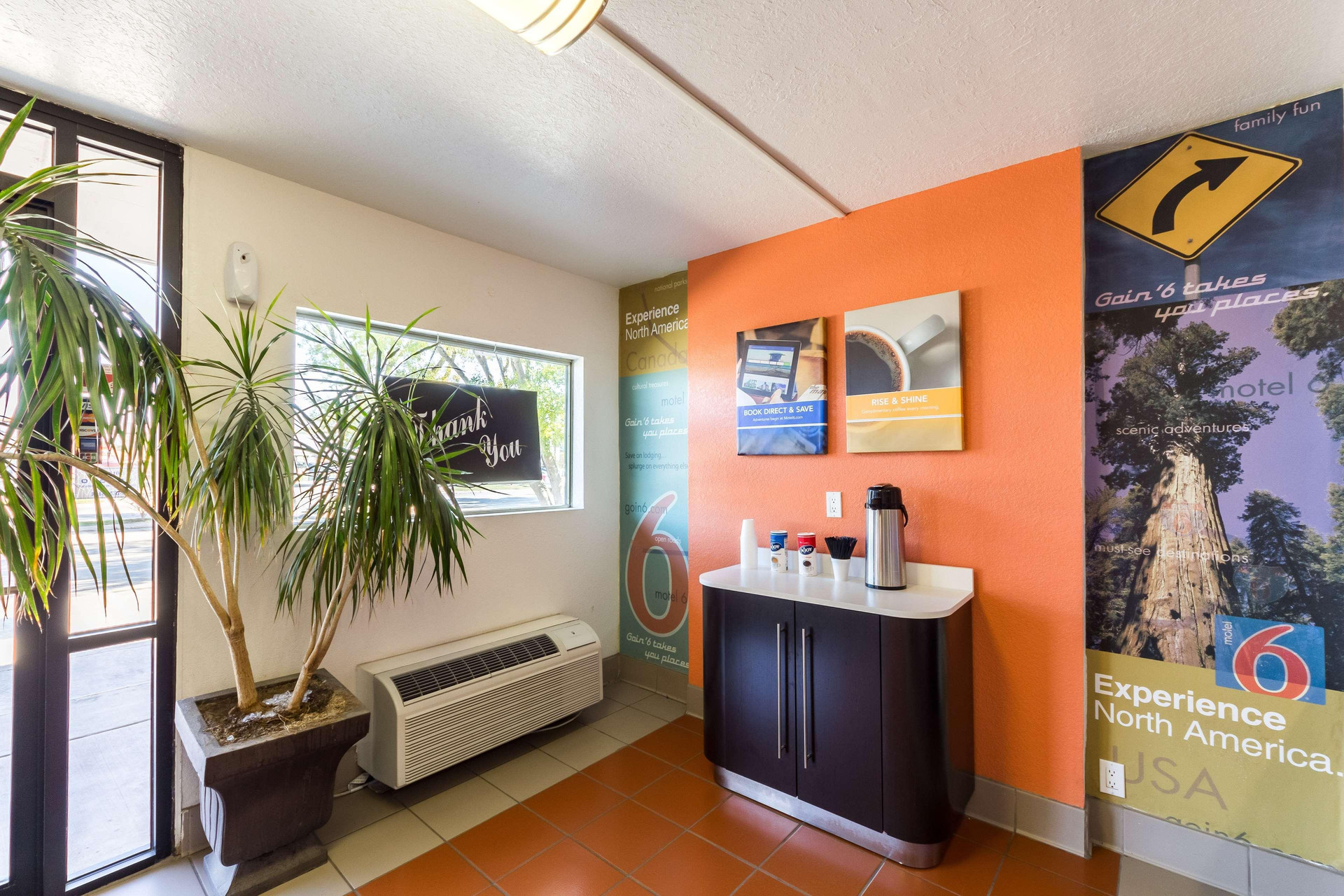 Bar/Salón Motel 6 Uvalde, TX