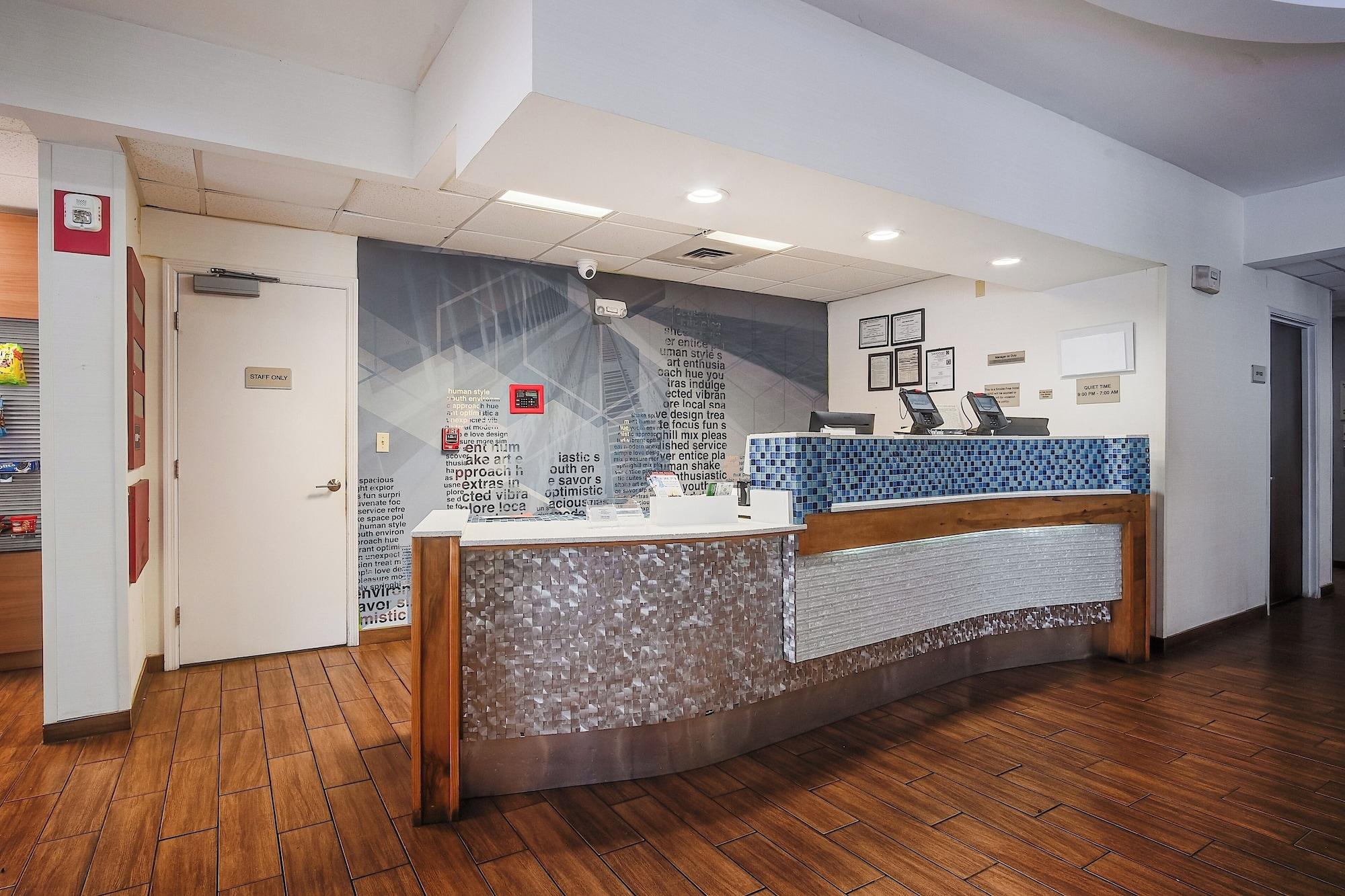 Vista Lobby Country Inn & Suites by Radisson, Savannah Southside