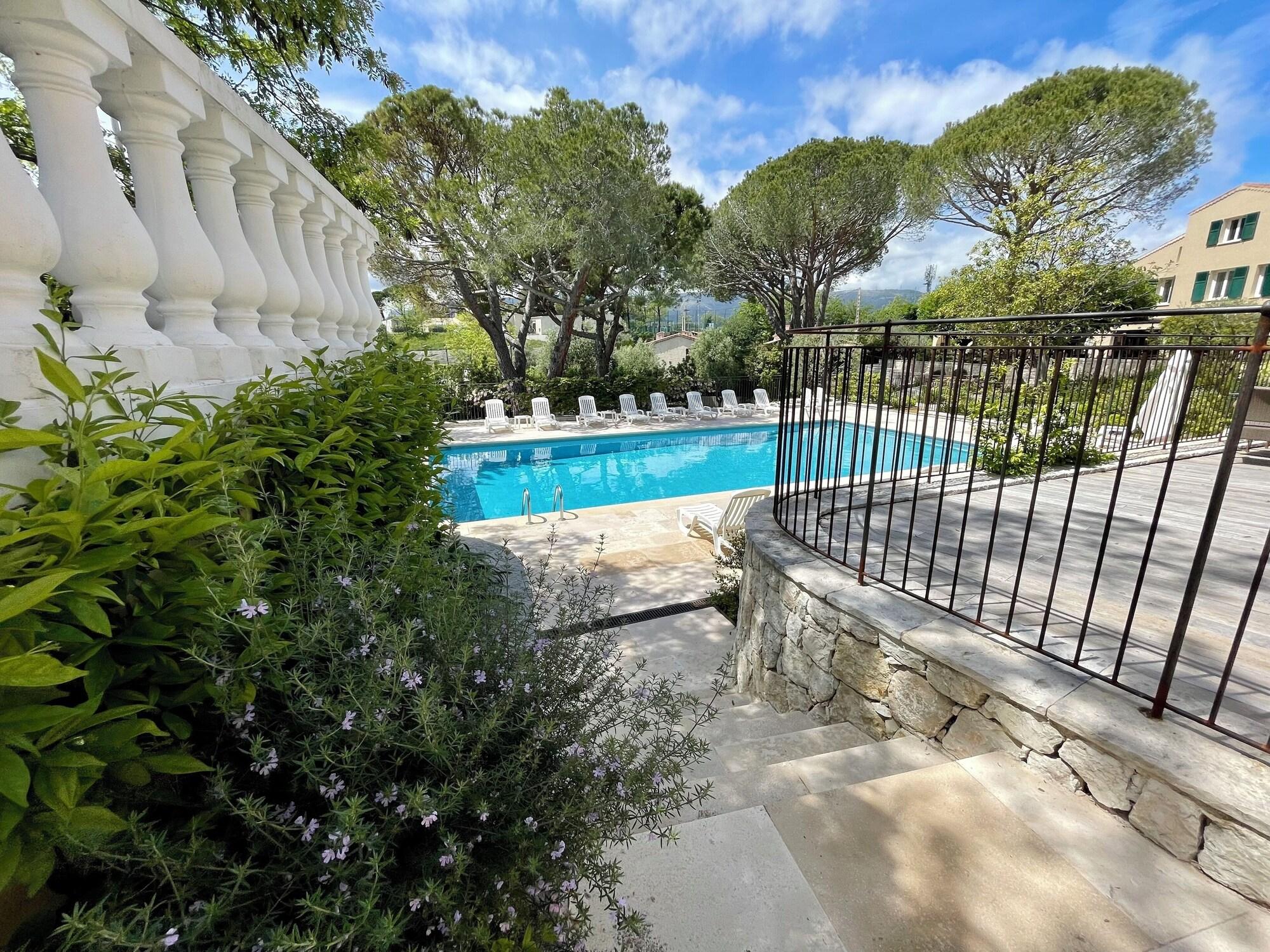 Varios Auberge du Redier