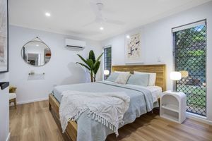 Alquiler Vacacional - Refreshed Family Home with Large Deck and Tropical Mountain View