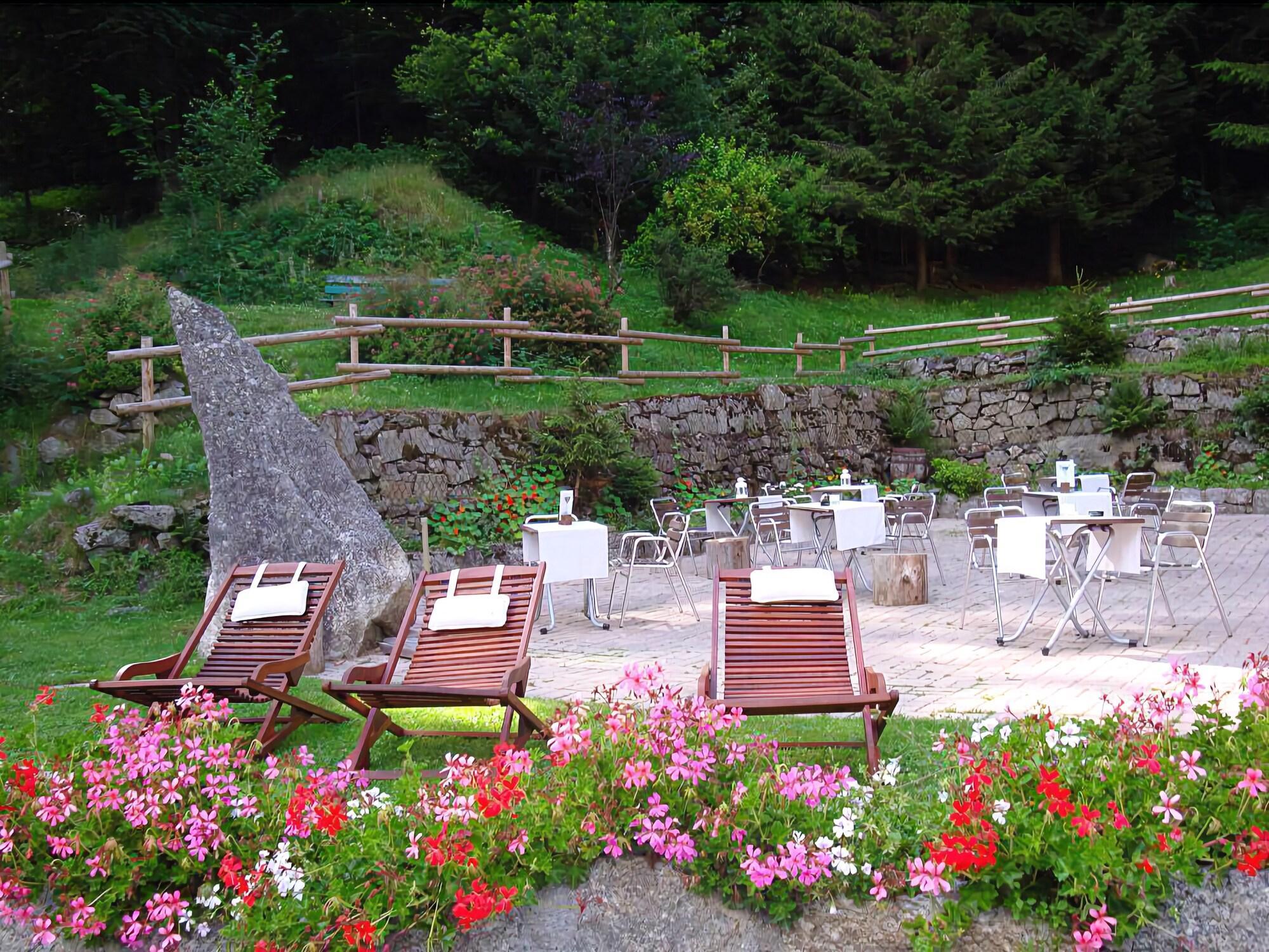 Vista Exterior Chalet Hotel Les Campanules