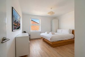 Arriendo temporal - Canal View House | 2BR with Garden & Parking