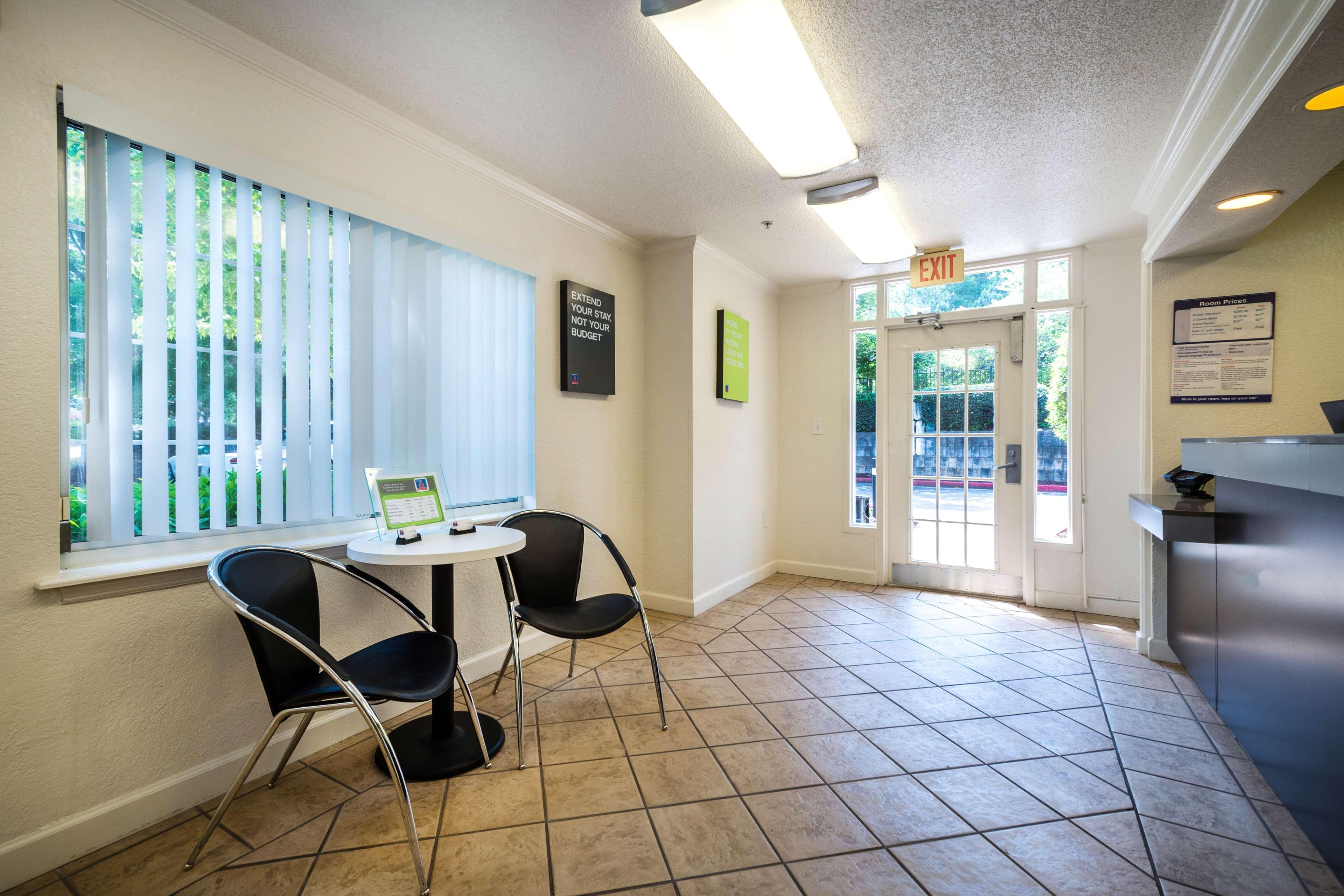 Vista Lobby Studio 6 Extended Stay - Duluth, GA - Atlanta - Gwinnett Place