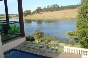Alquiler Vacacional - Lakeside retreat with stunning views and close to Thermas Water Park
