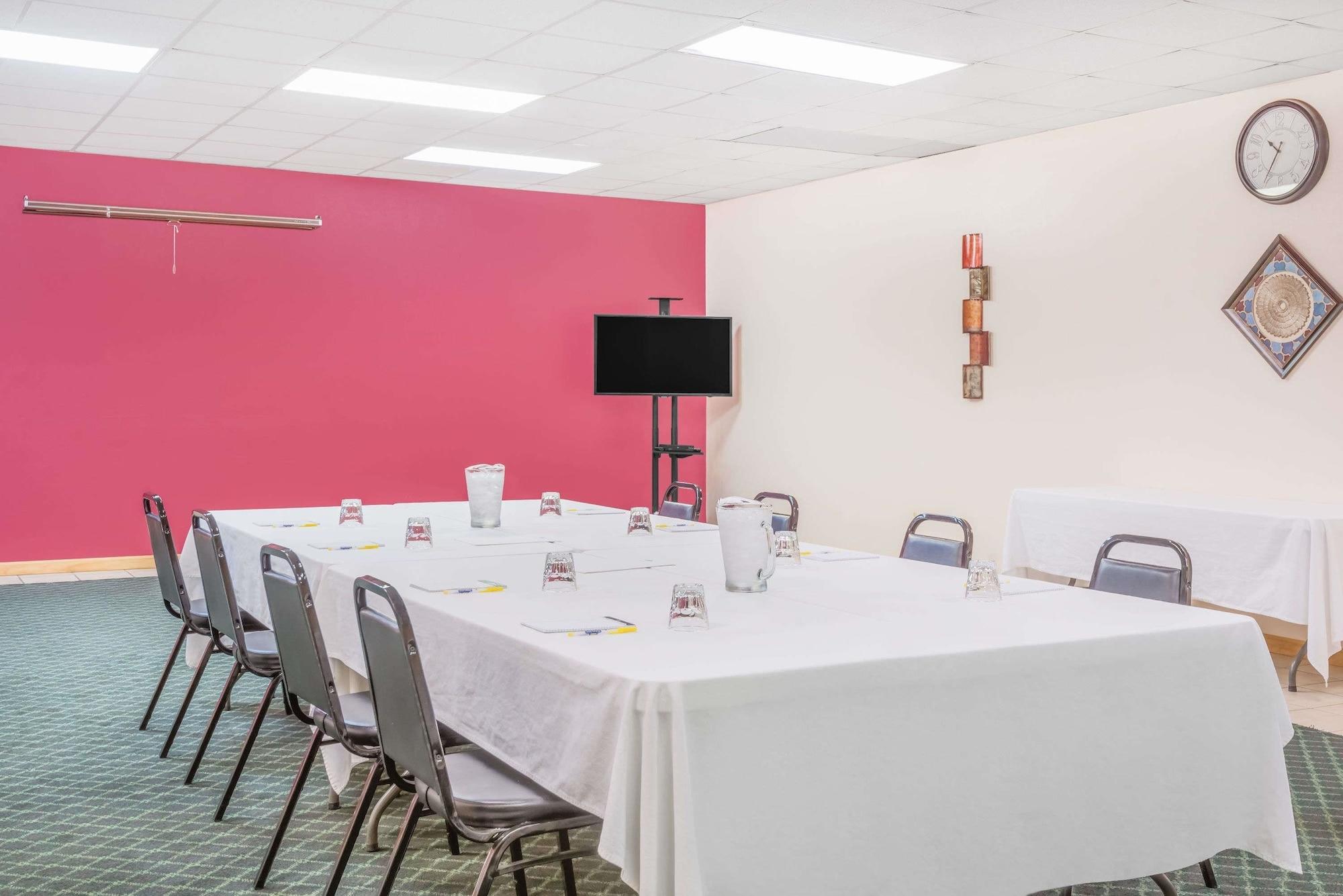 Bar/Salón Days Inn by Wyndham St Clairsville