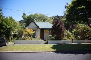 Alquiler Vacacional - Charming villa on tree-lined street