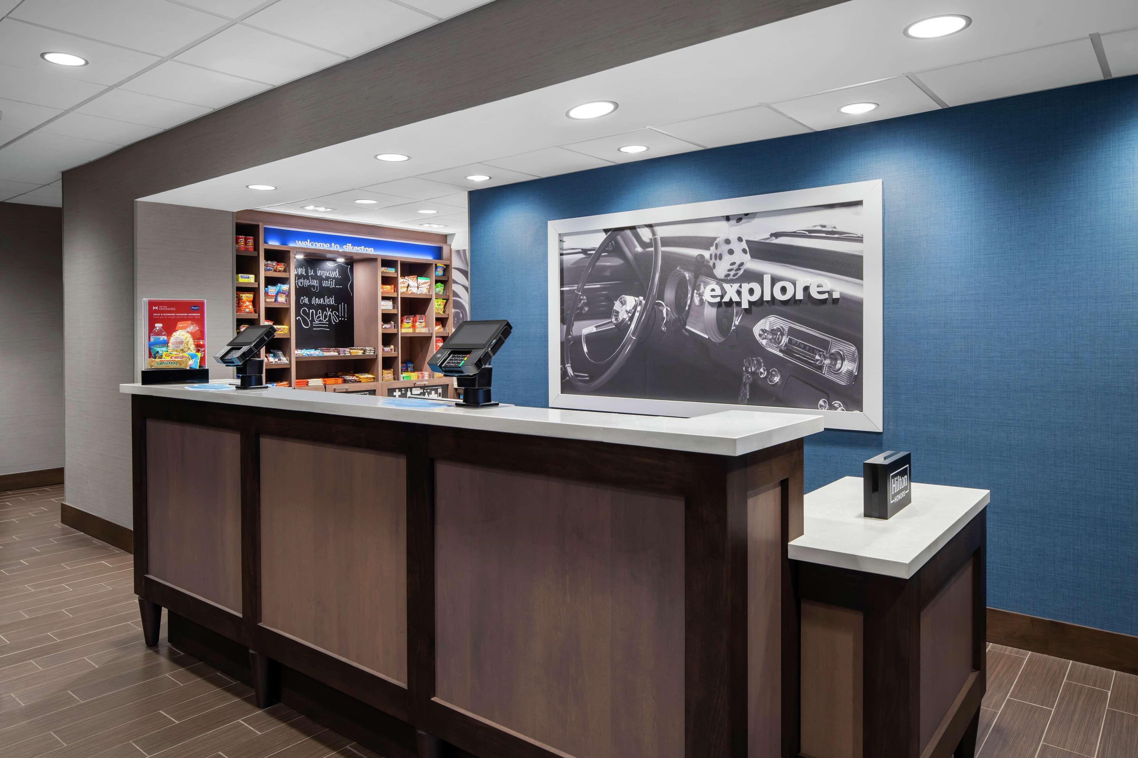 Vista Lobby Hampton Inn By Hilton Sikeston