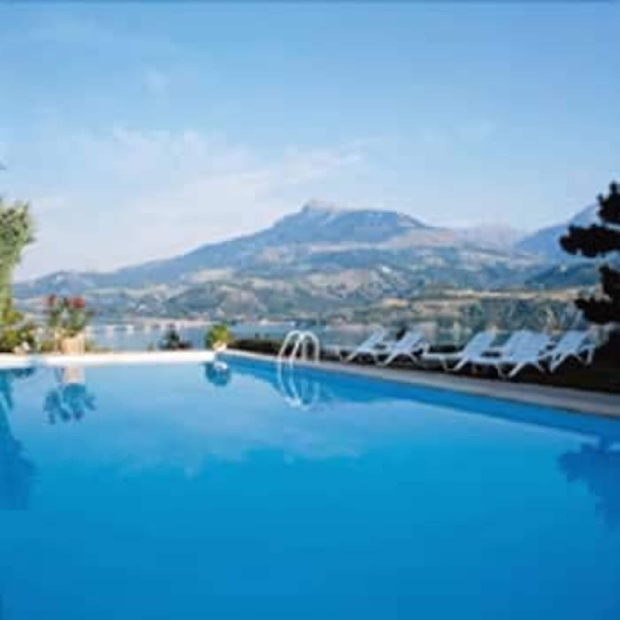 Vista Piscina Hotel Eden Lac