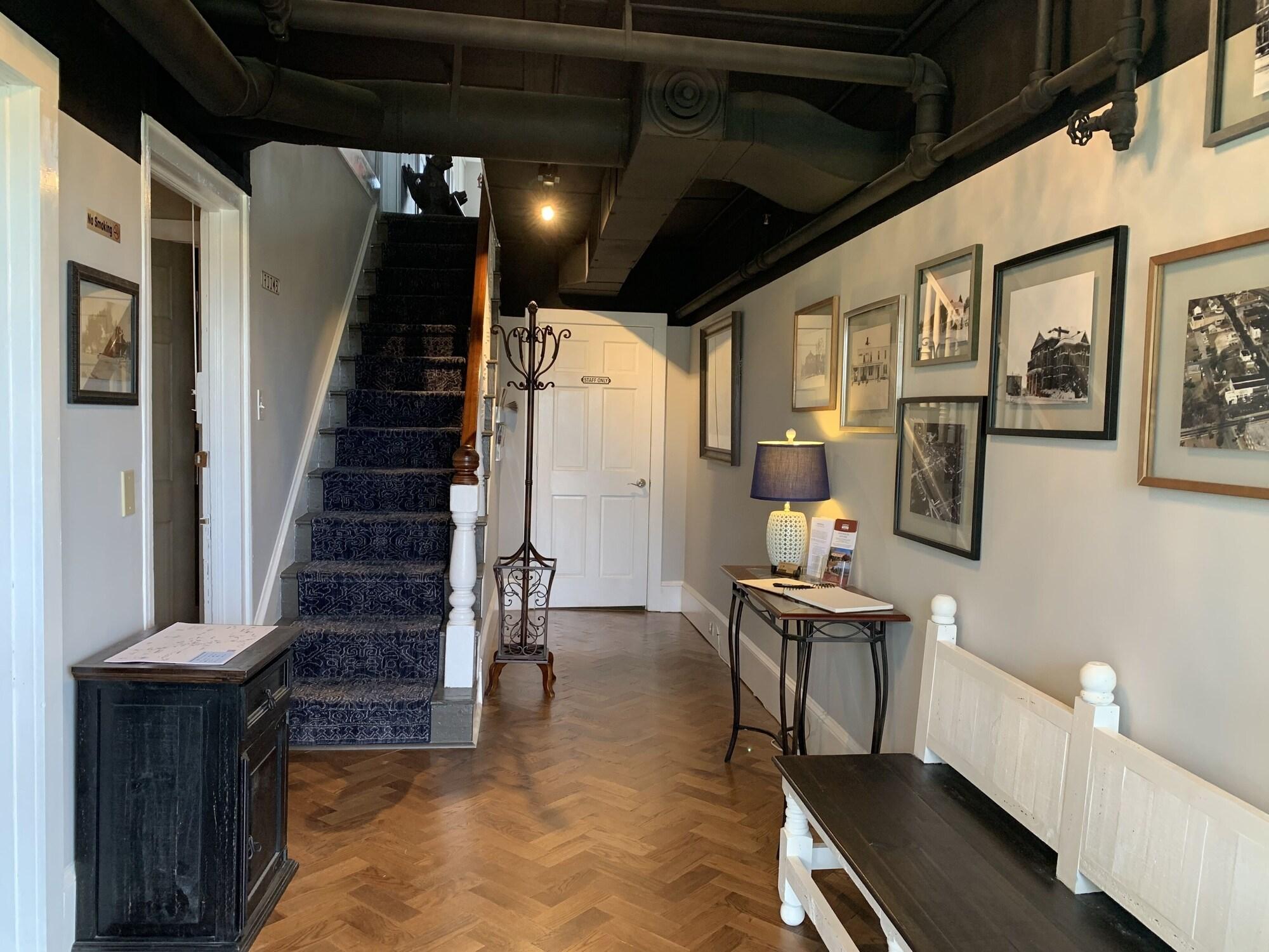 Vista Lobby Woodbridge Inn & Tavern