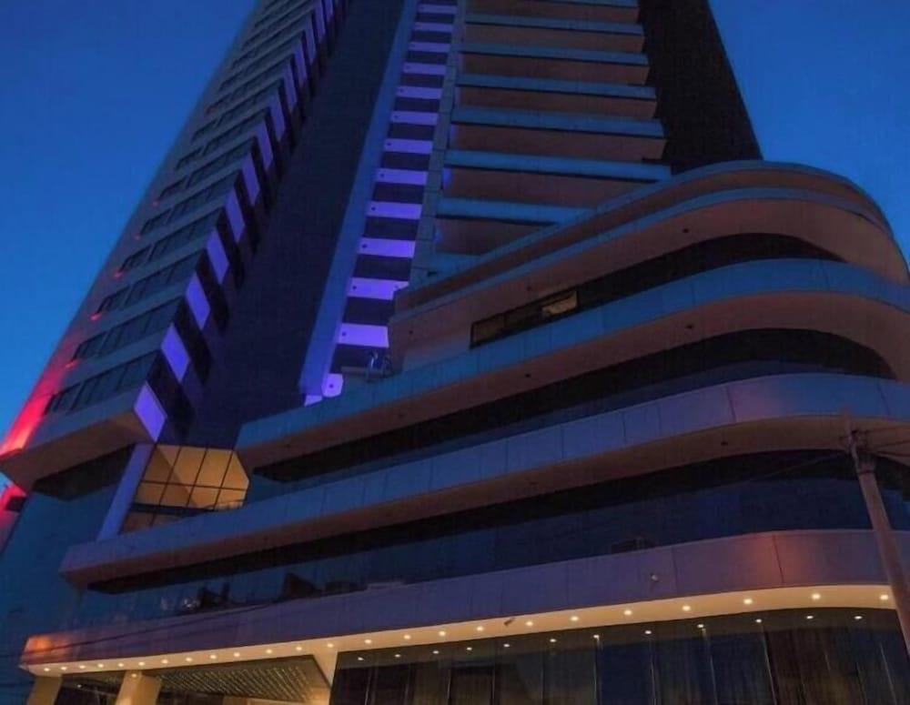 Vista Exterior Roles Hotel
