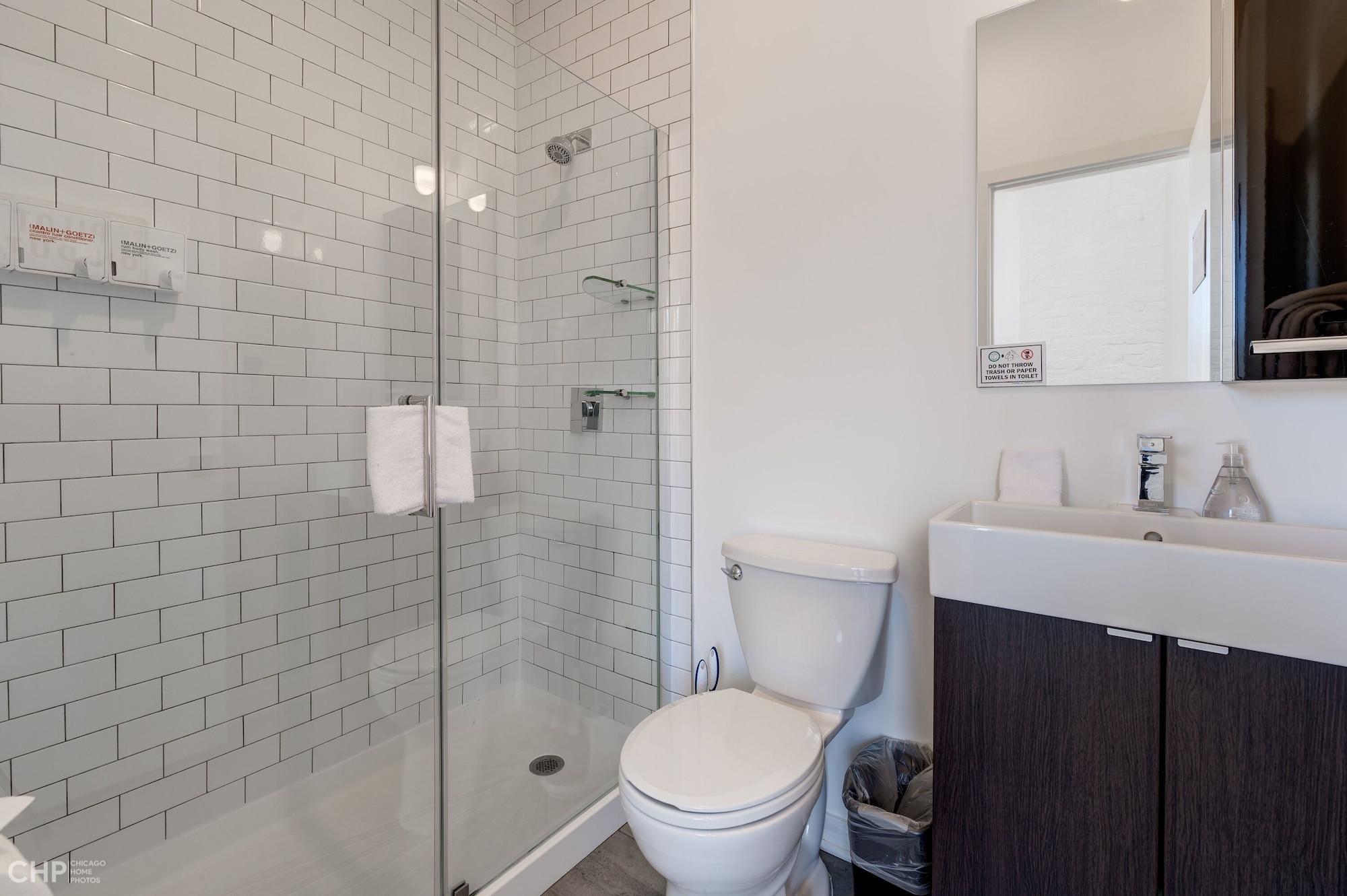 Equipamiento de Habitación Spa Baths, In-unit Laundry And Full Modern Kitchen - So Much More Than An Average Hotel Room! - 747 Lofts Cabin 302 by RedAwning