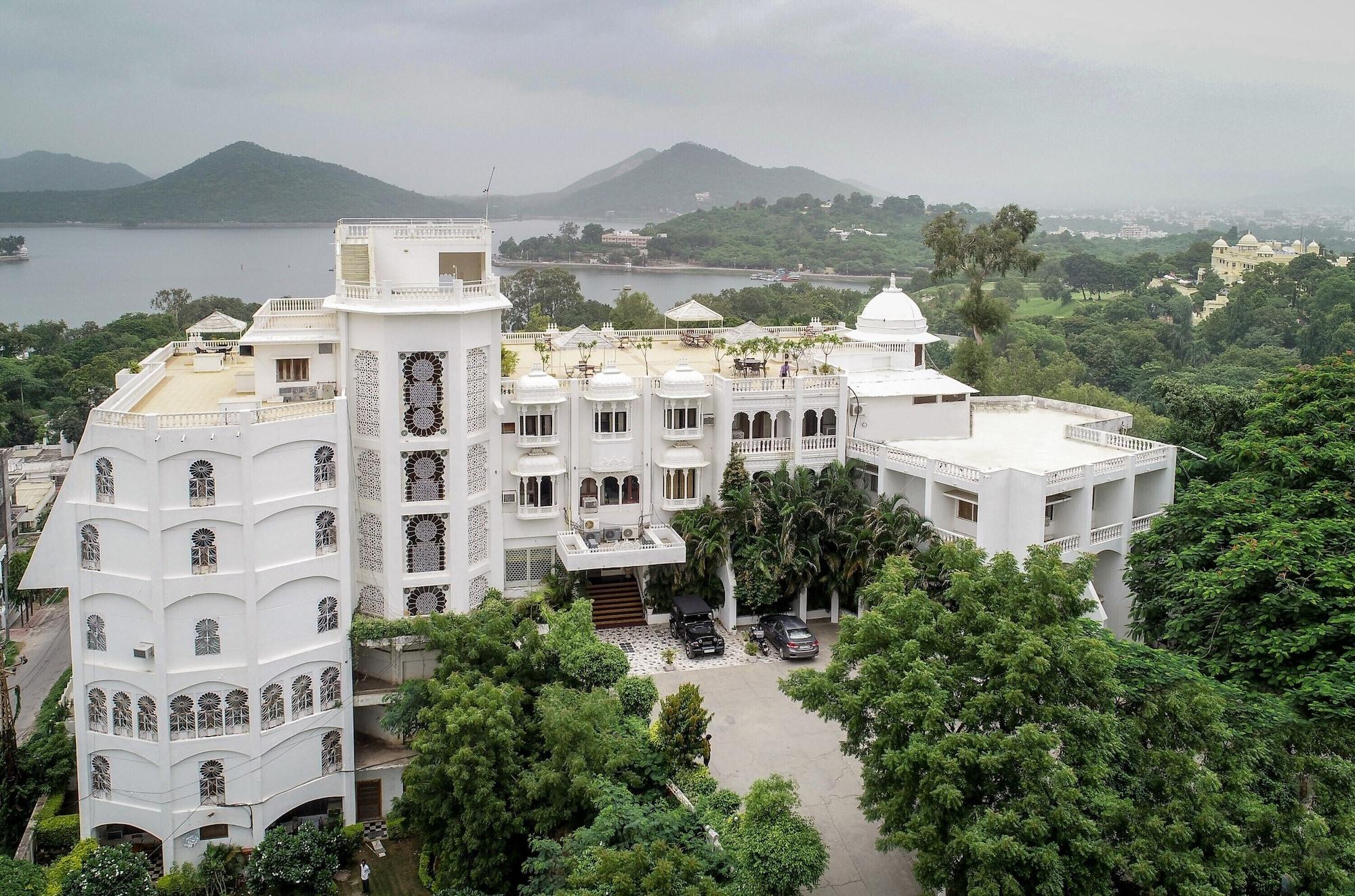 Vista Exterior Hotel Hilltop Palace