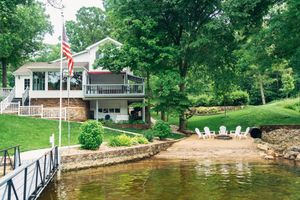 Alquiler Vacacional - Finn Inn, Lake of the Ozarks, lakefront home with beach, quiet cove
