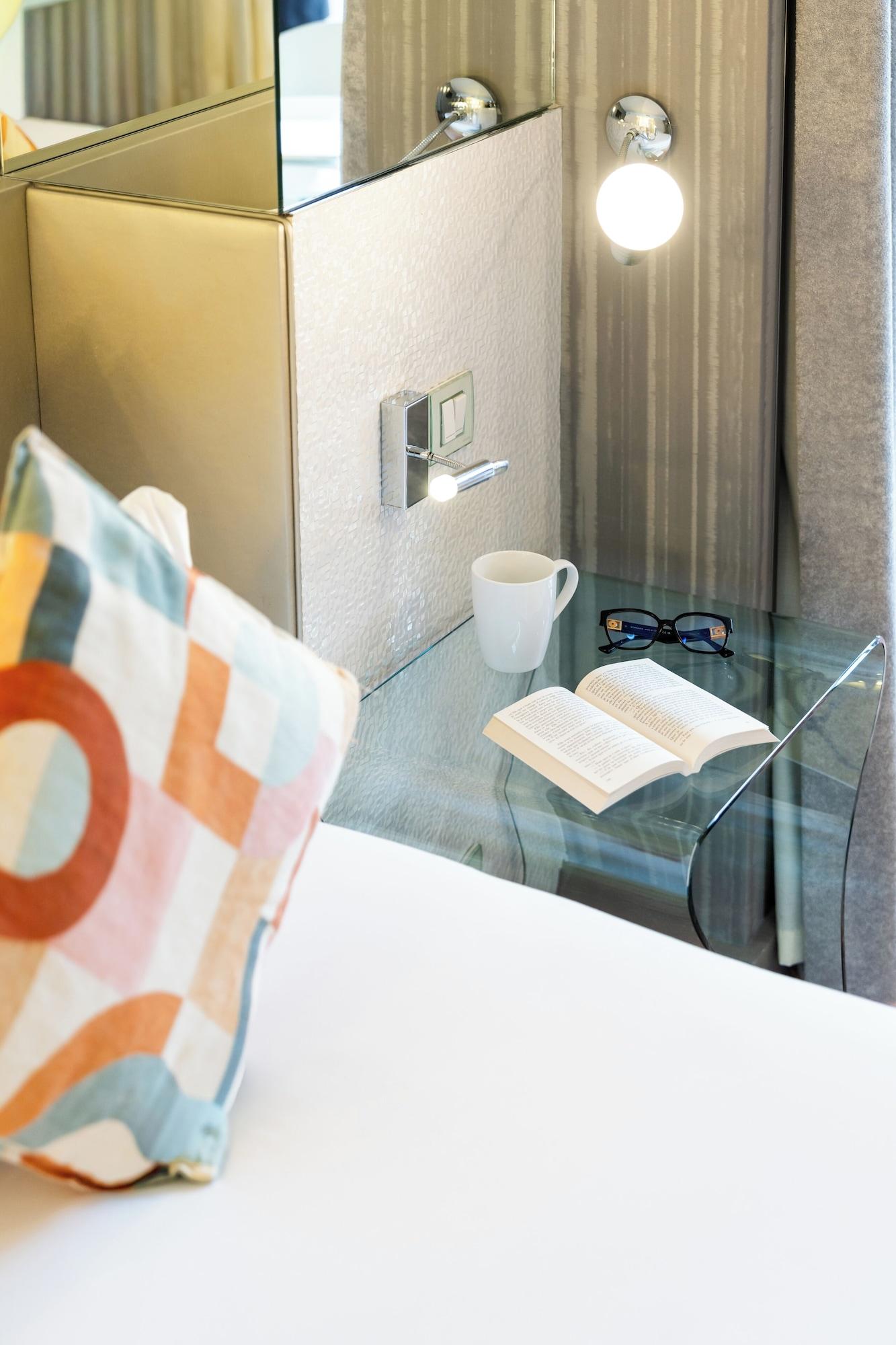 Varios 7 Eiffel by Malone