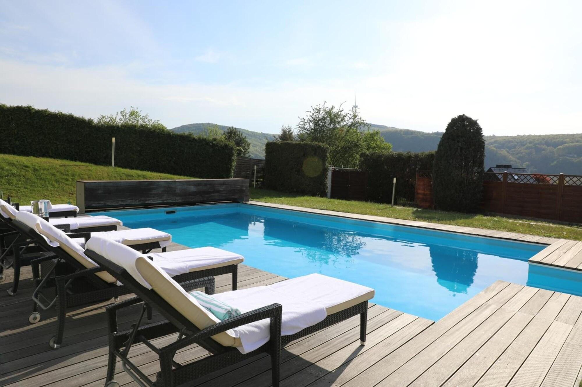 Vista Piscina Hotel Restaurant Weinlaube