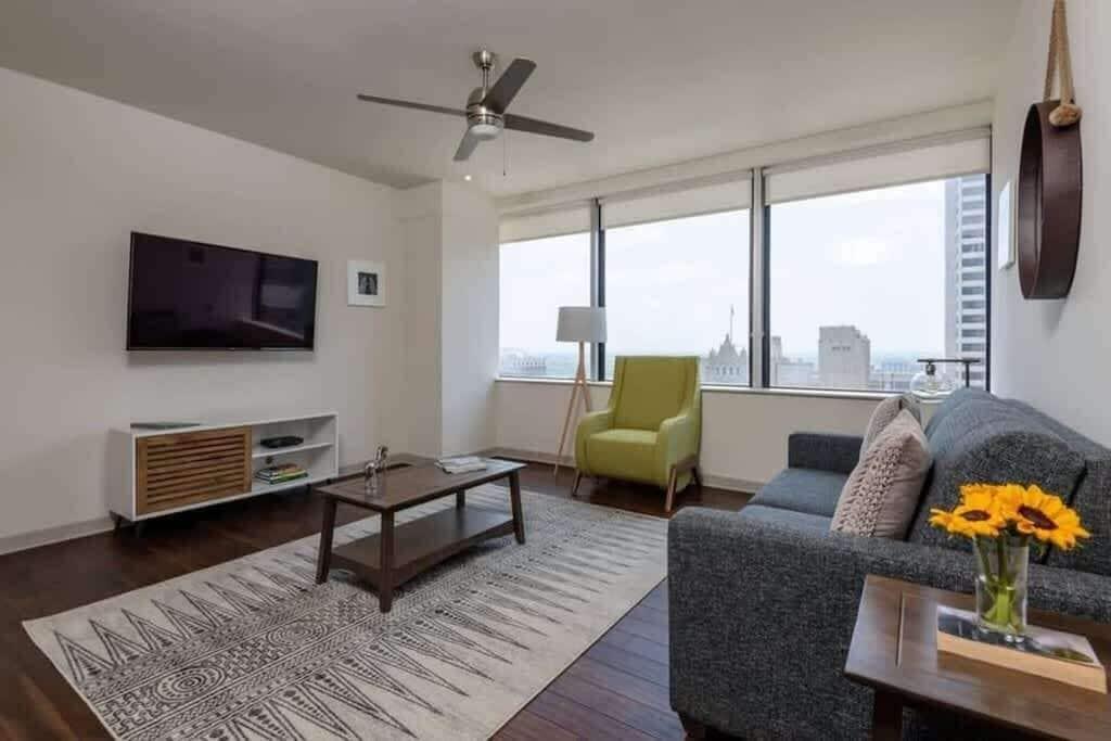 Comodidades del Alojamiento Stunning CozySuites on Elm St. 10