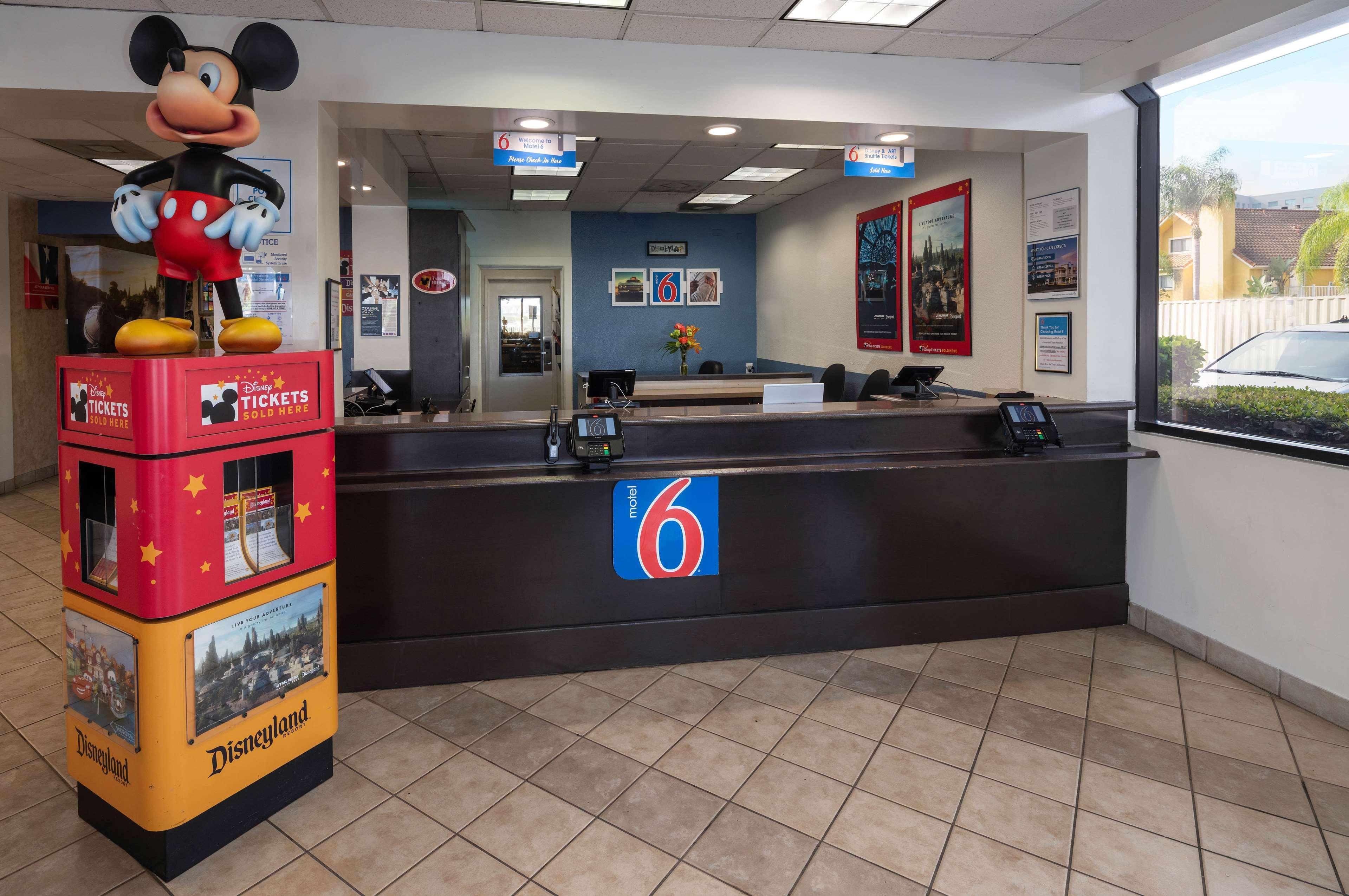 Vista Lobby Motel 6 Anaheim Maingate