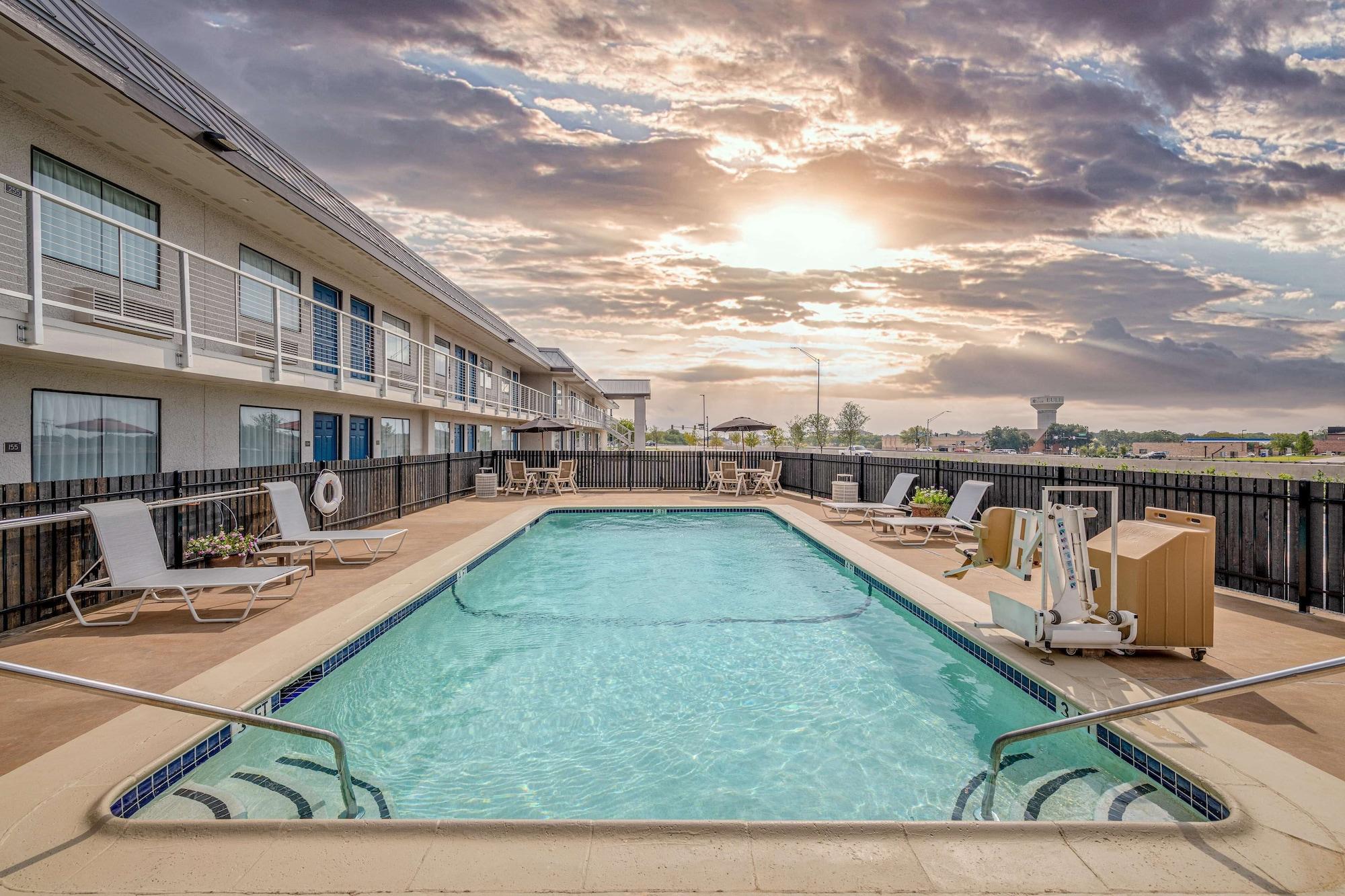 Varios Motel 6 Euless, TX - Dallas