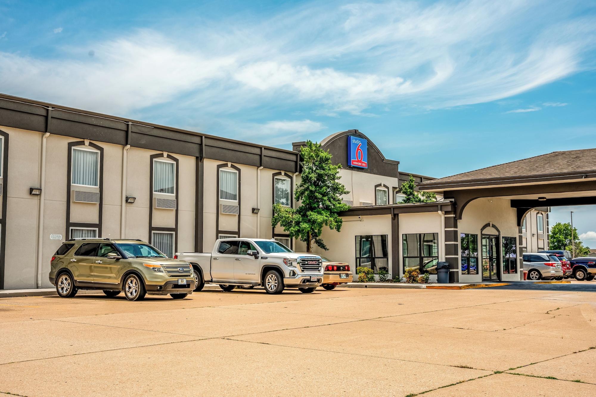 Vista Exterior Studio 6 Claremore, OK