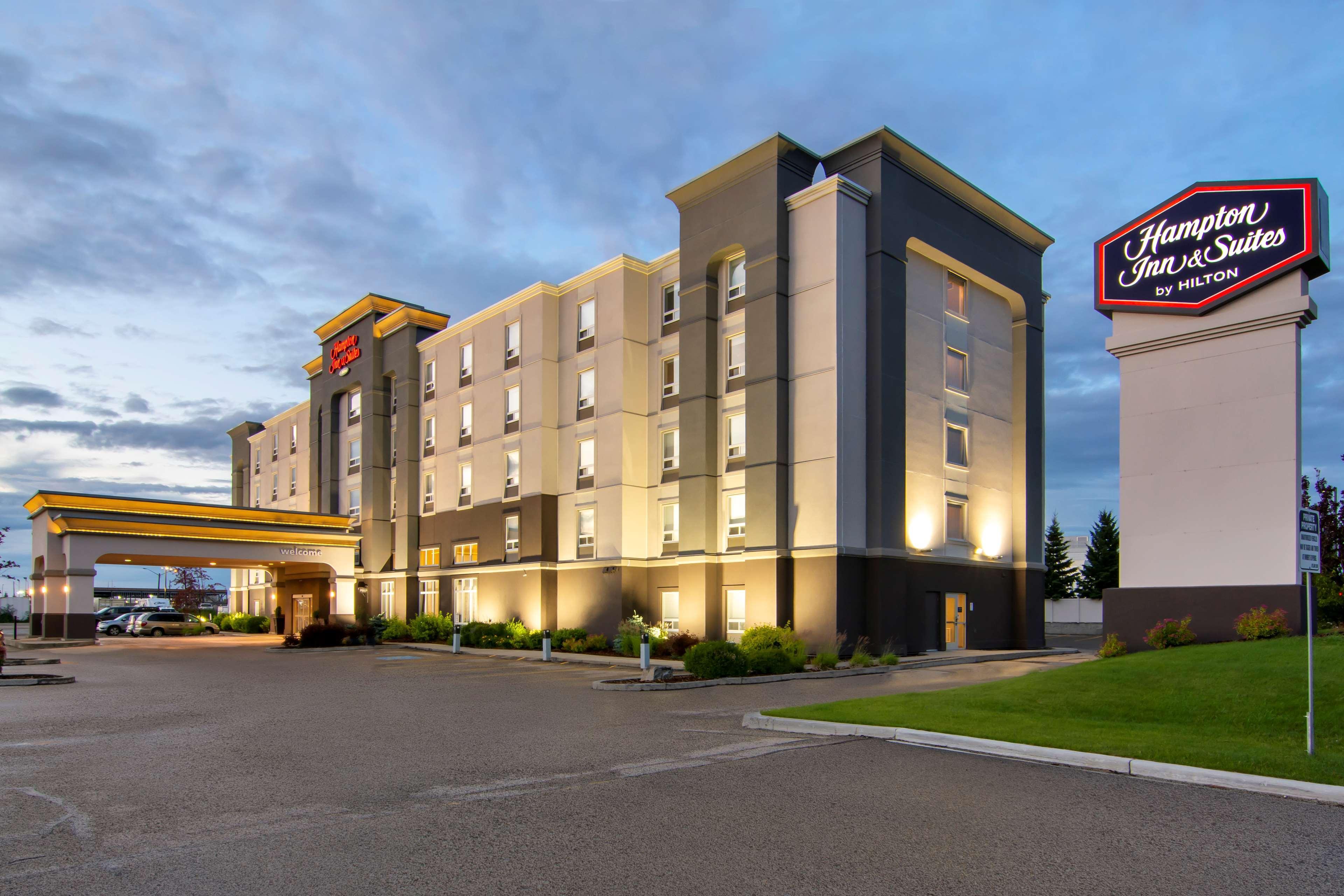 Vista Exterior Hampton Inn & Suites by Hilton Edmonton/West