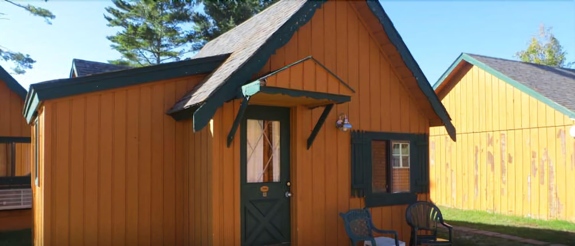 Vista Exterior Cabins of Mackinaw