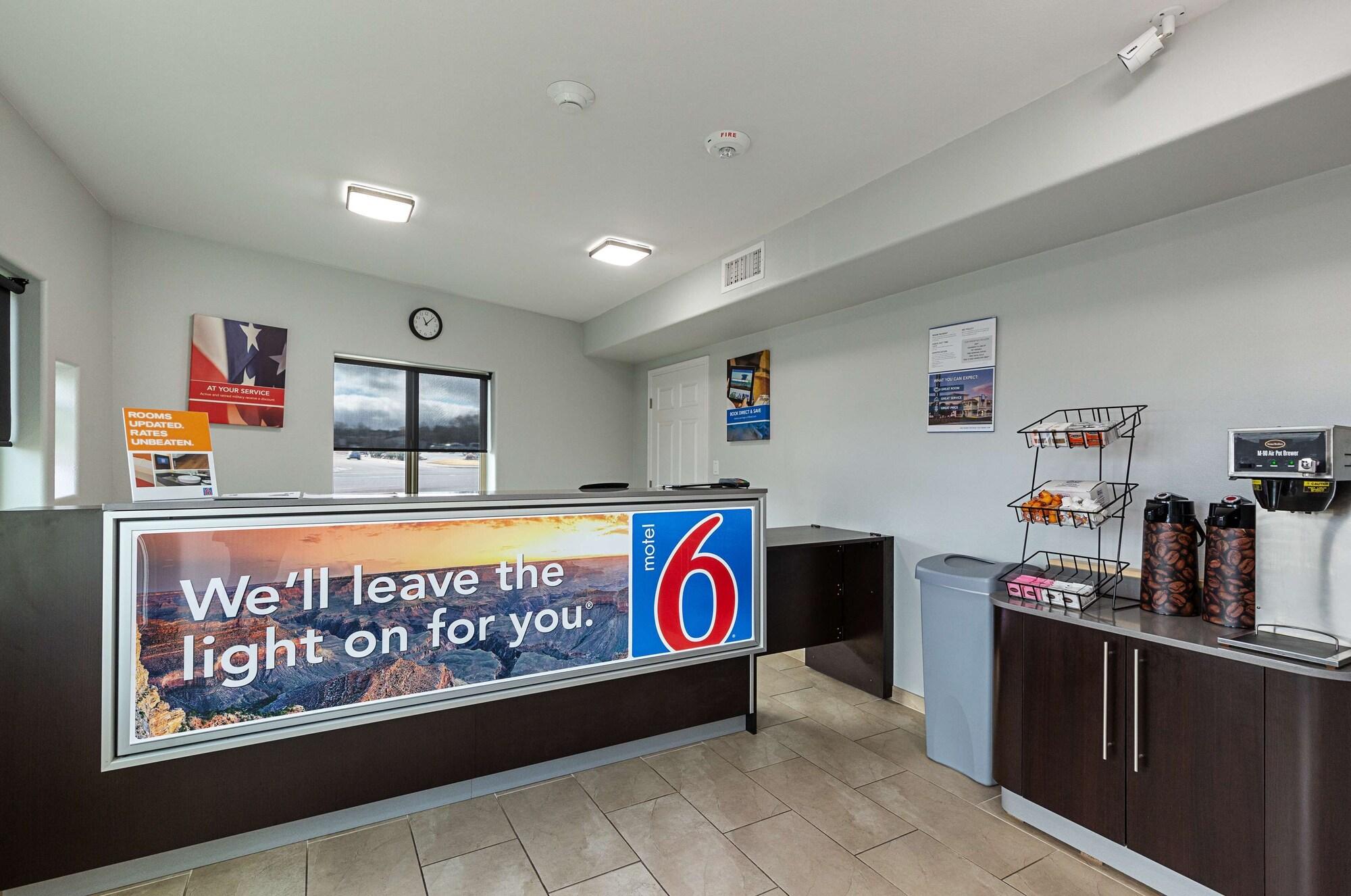 Vista Lobby Motel 6 Show Low, AZ