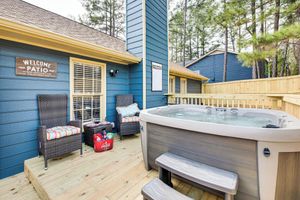Alquiler Vacacional - 4 Mi to Airport: Atlanta Home w/ Deck & Hot Tub