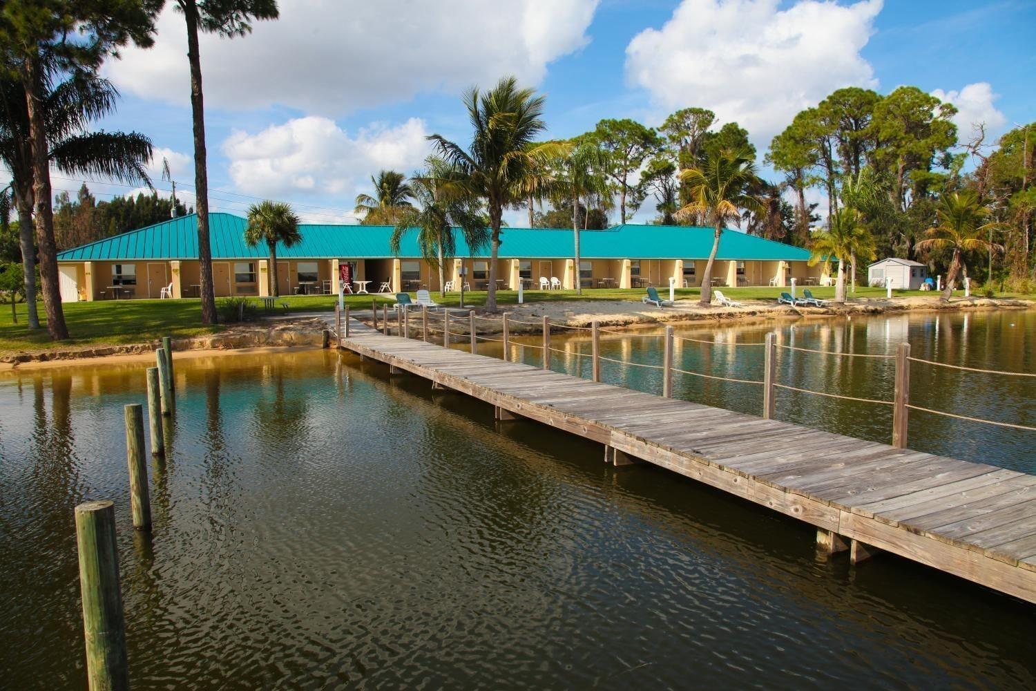 Varios Lake Grassy Inn & Suites
