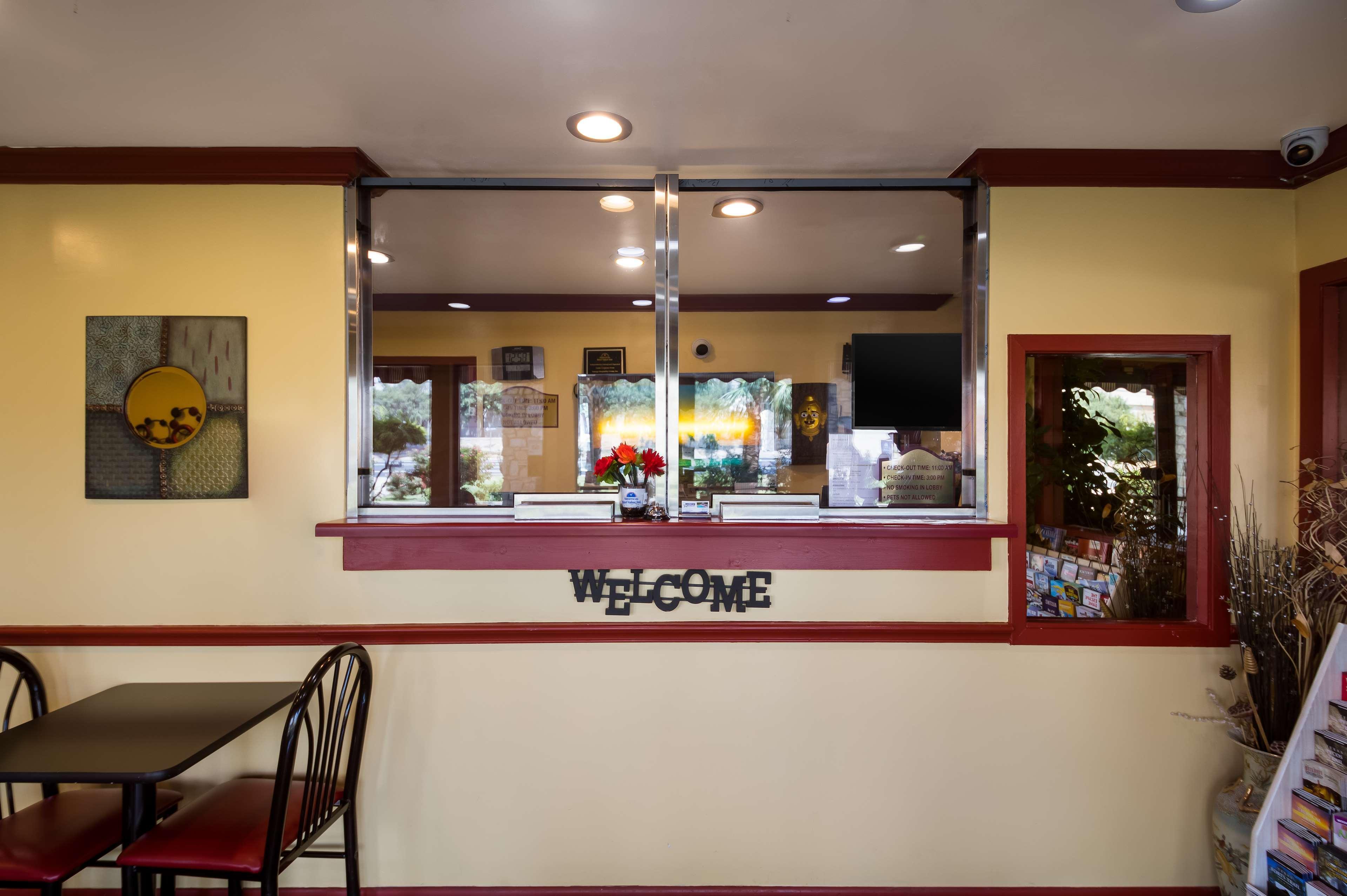 Vista Lobby Americas Best Value Inn Buda Austin S
