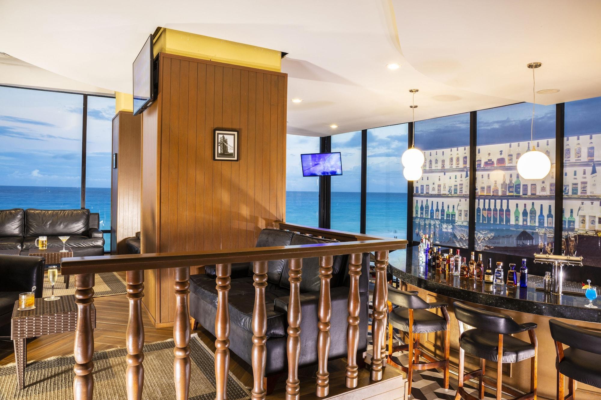 Bar/Salón Crown Paradise Club Cancún Todo Incluido