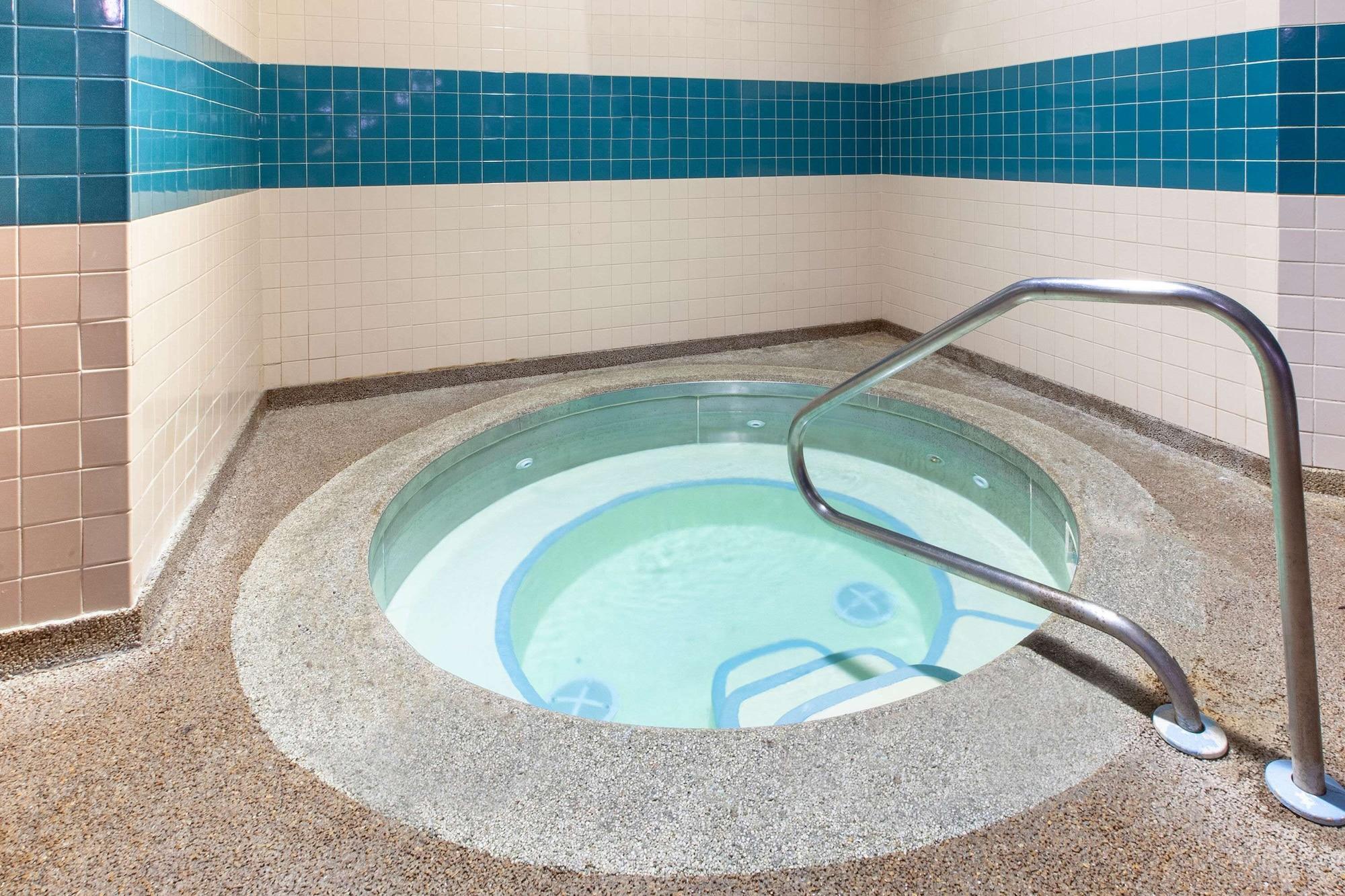 Spa Days Inn & Suites Grand Rapids Near Downtown
