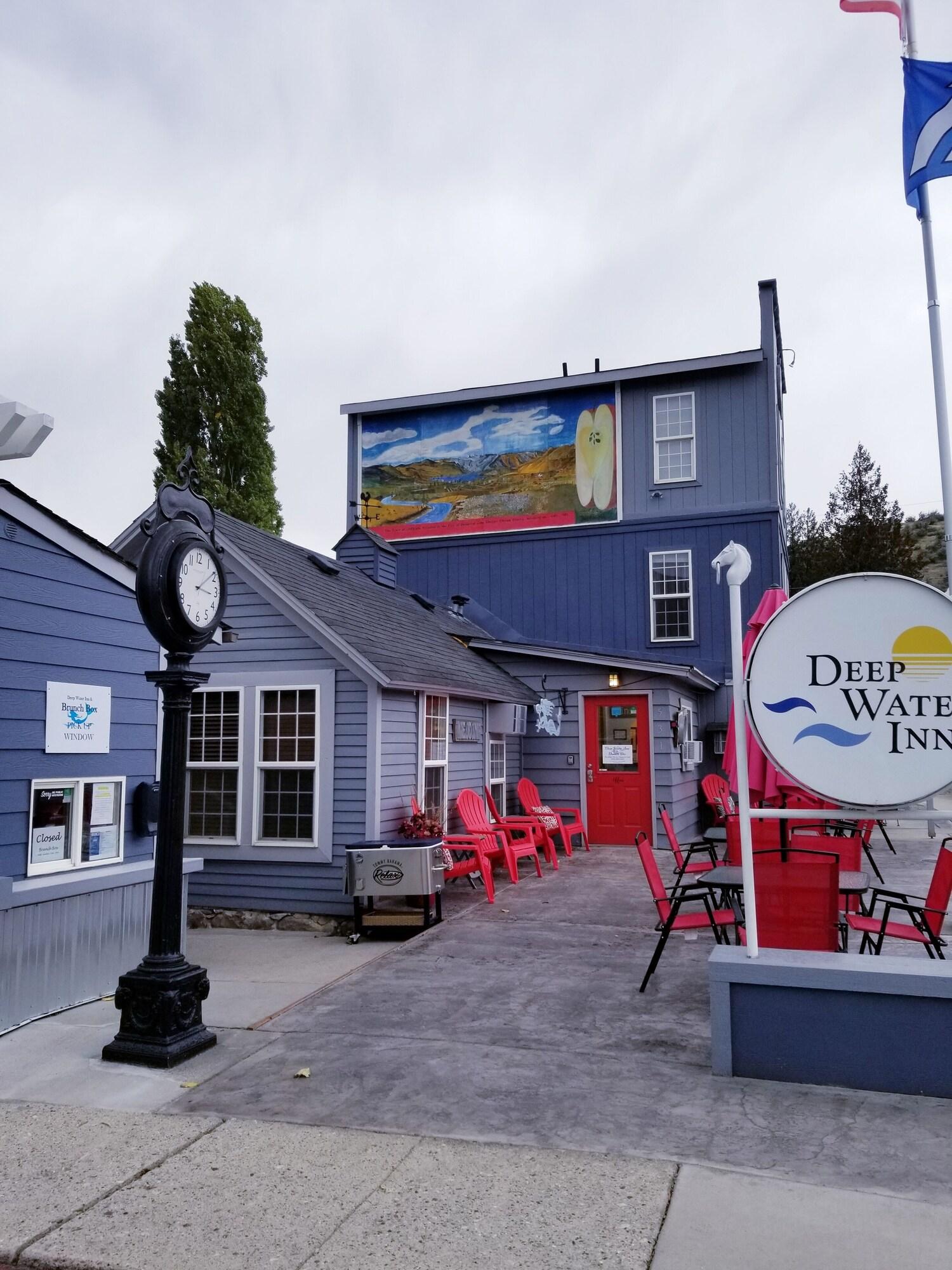 Varios Deep Water Inn