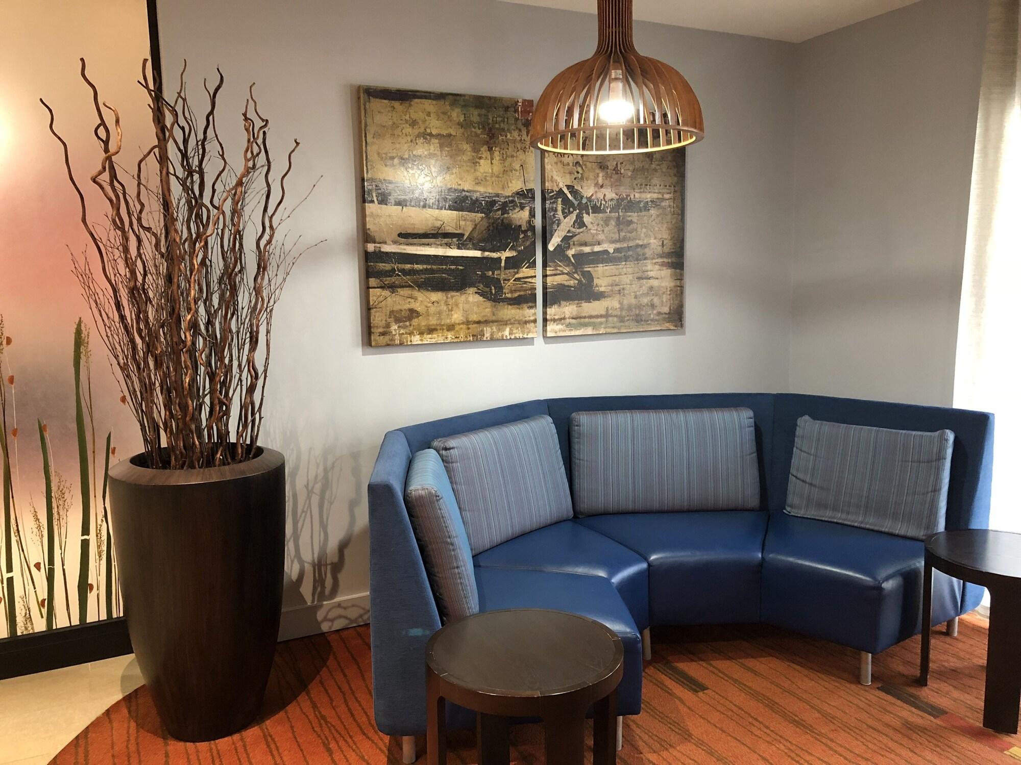 Vista Lobby Courtyard by Marriott Toronto Airport