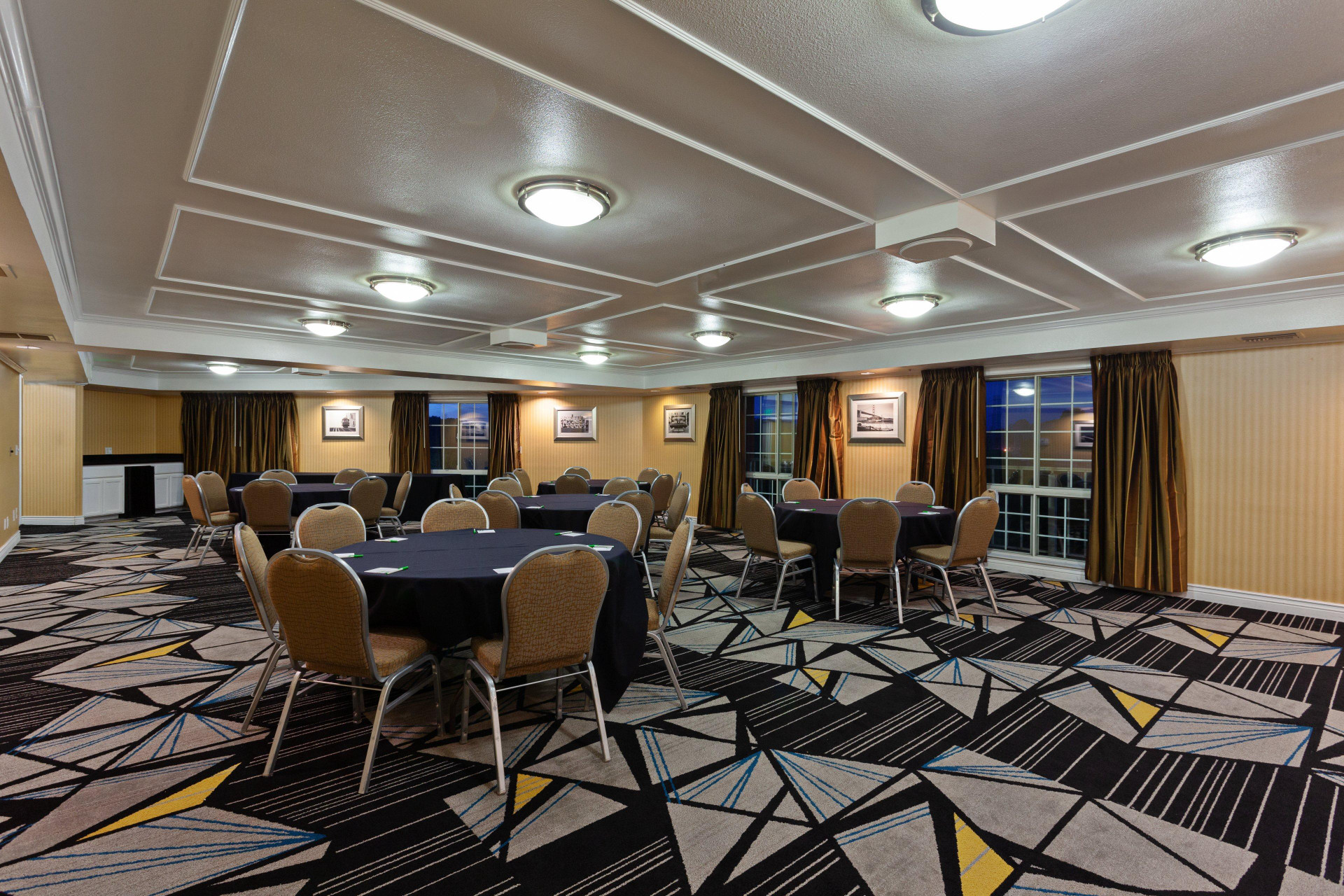 Centro de Negocios Holiday Inn San Mateo (Airport Area)
