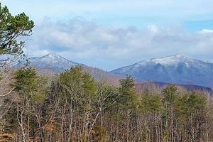 Alquiler Vacacional - Serene Couple's Getaway w/ Mtn Views in Bedford!