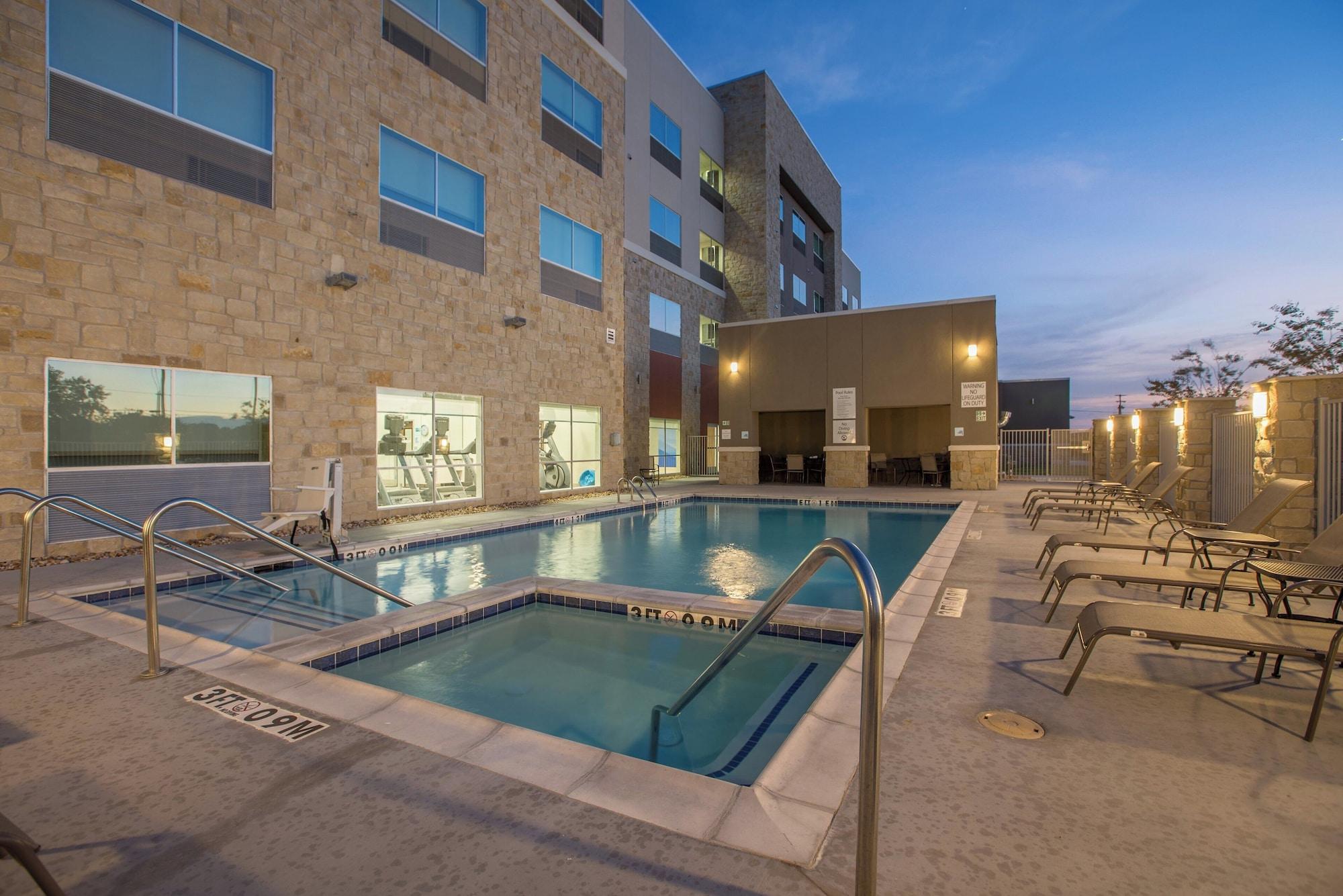 Vista Piscina Holiday Inn Express and Suites San Marcos South by IHG