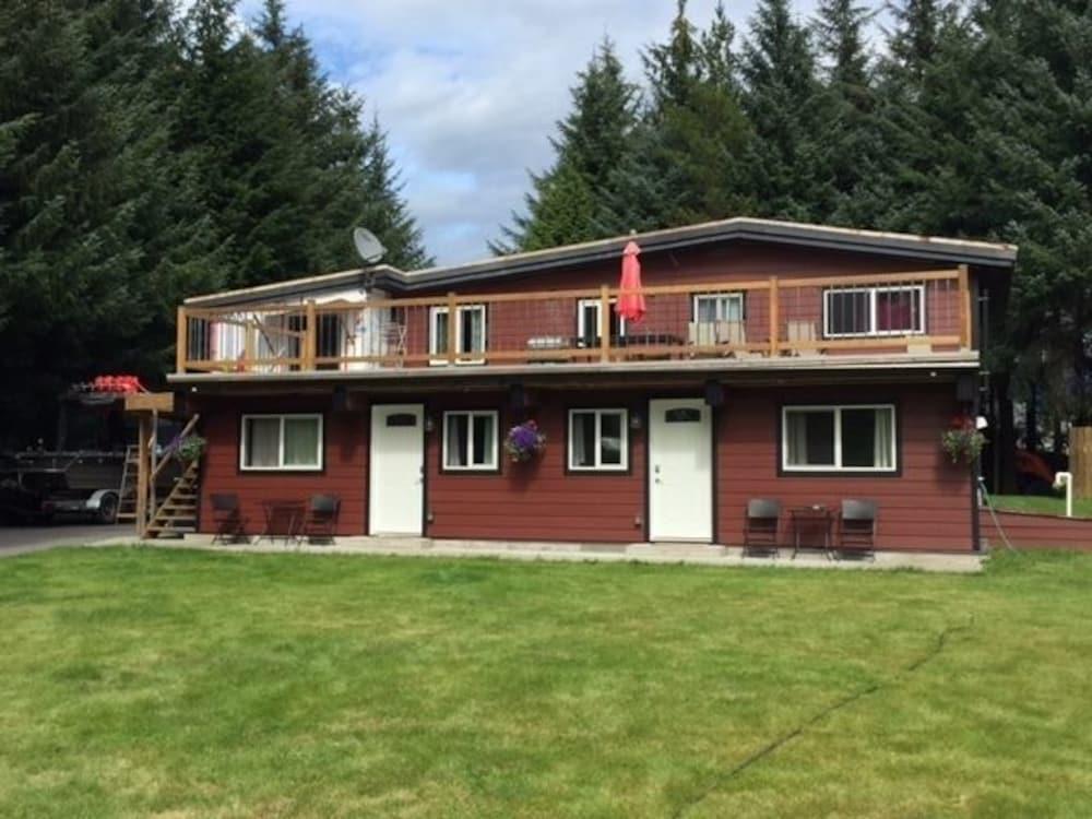 Varios Kitimat Estuary Lodge B & B