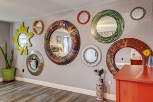 Alquiler Vacacional - Red Rocks Art House with Outdoor Fire Pit!