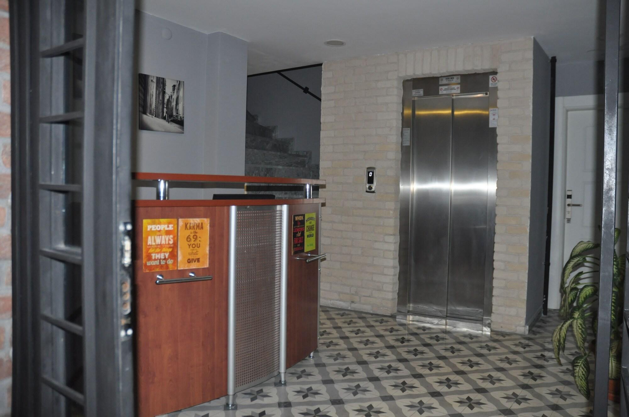 Vista Lobby Adams Suit