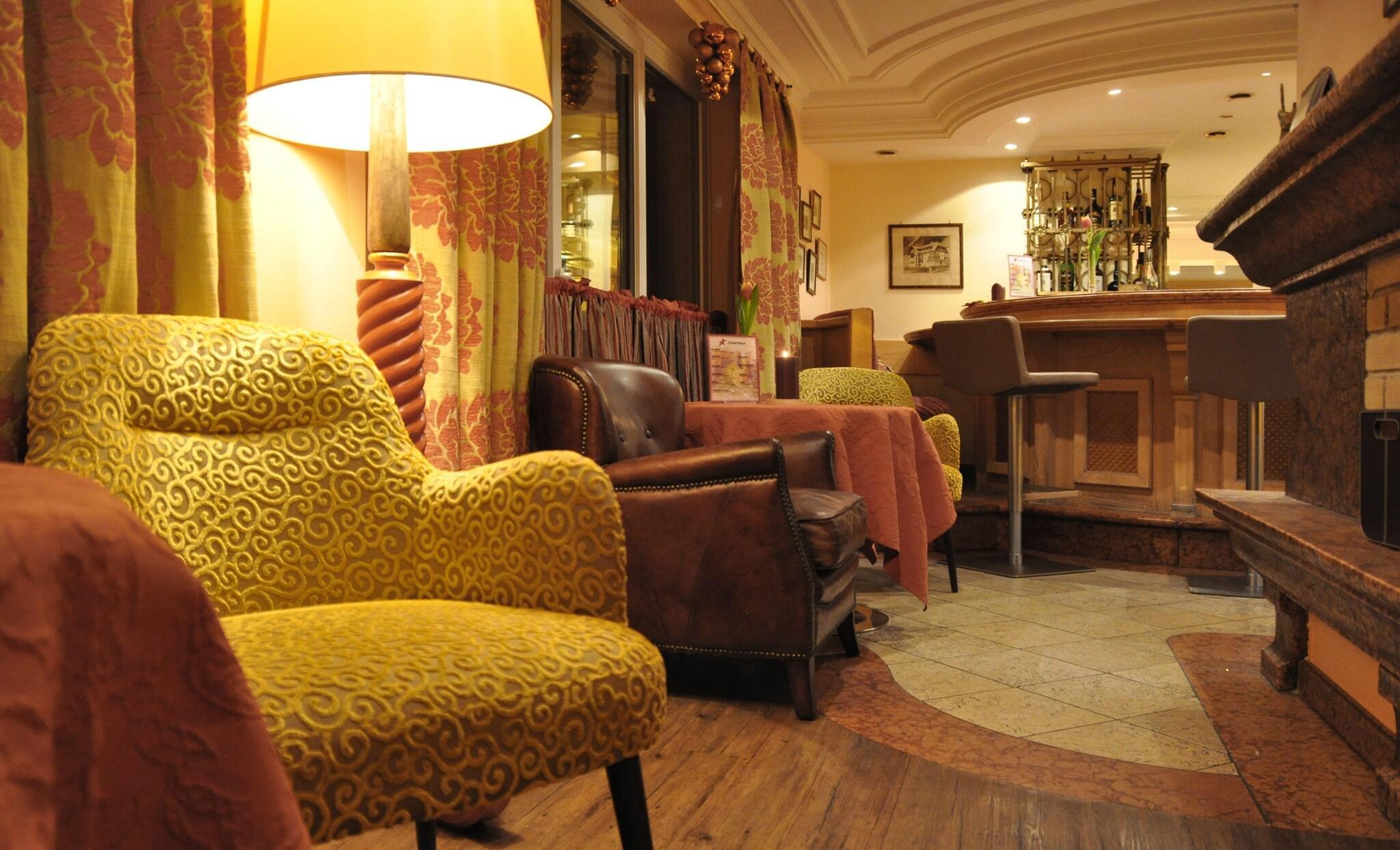 Bar/Salón Impuls Hotel Tirol