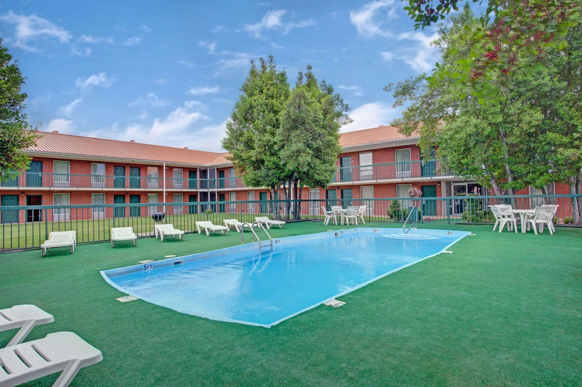 Vista Piscina Days Inn & Suites by Wyndham Collierville Germantown Area