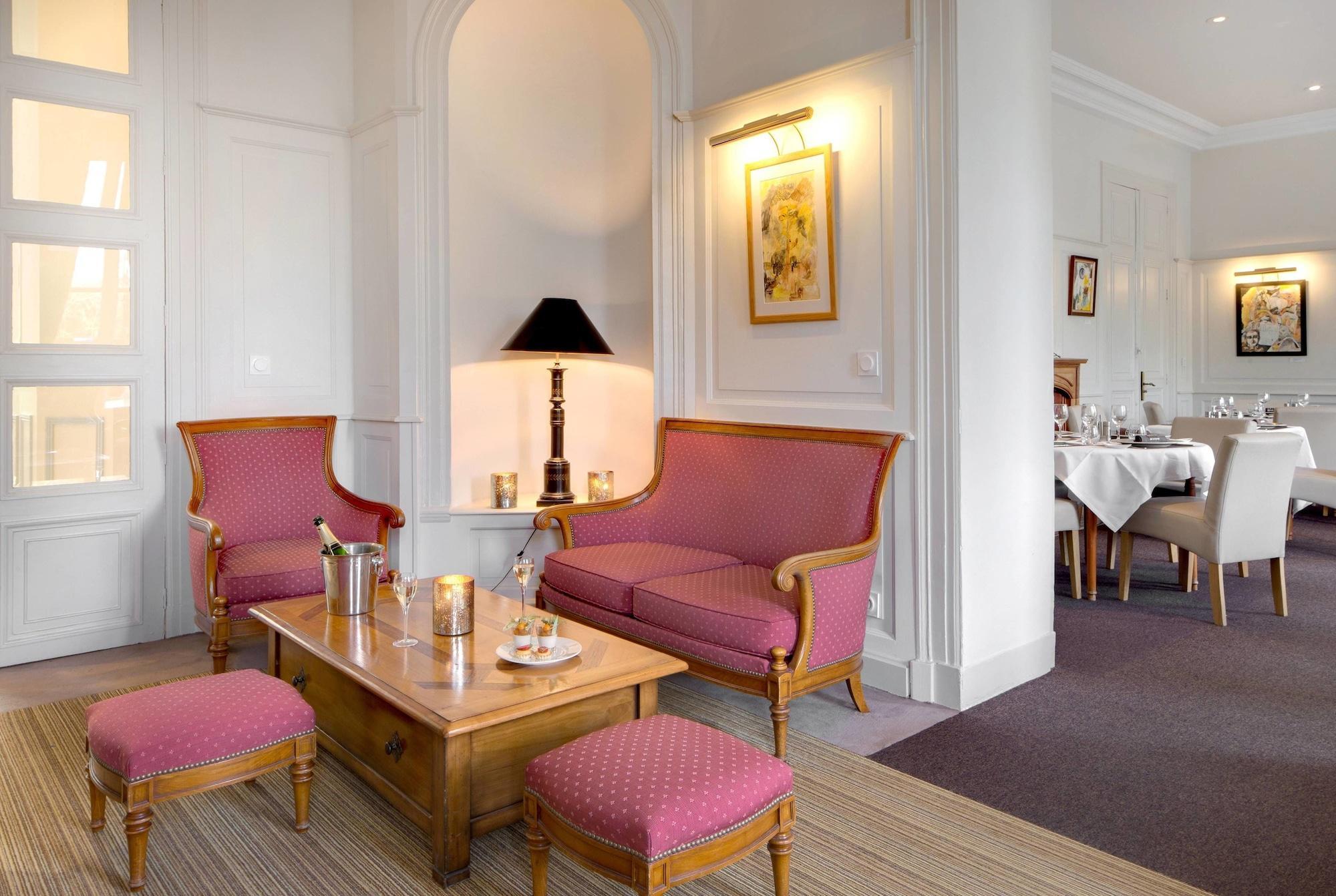 Bar/Salón Domaine de Vaugouard – La Maison Younan