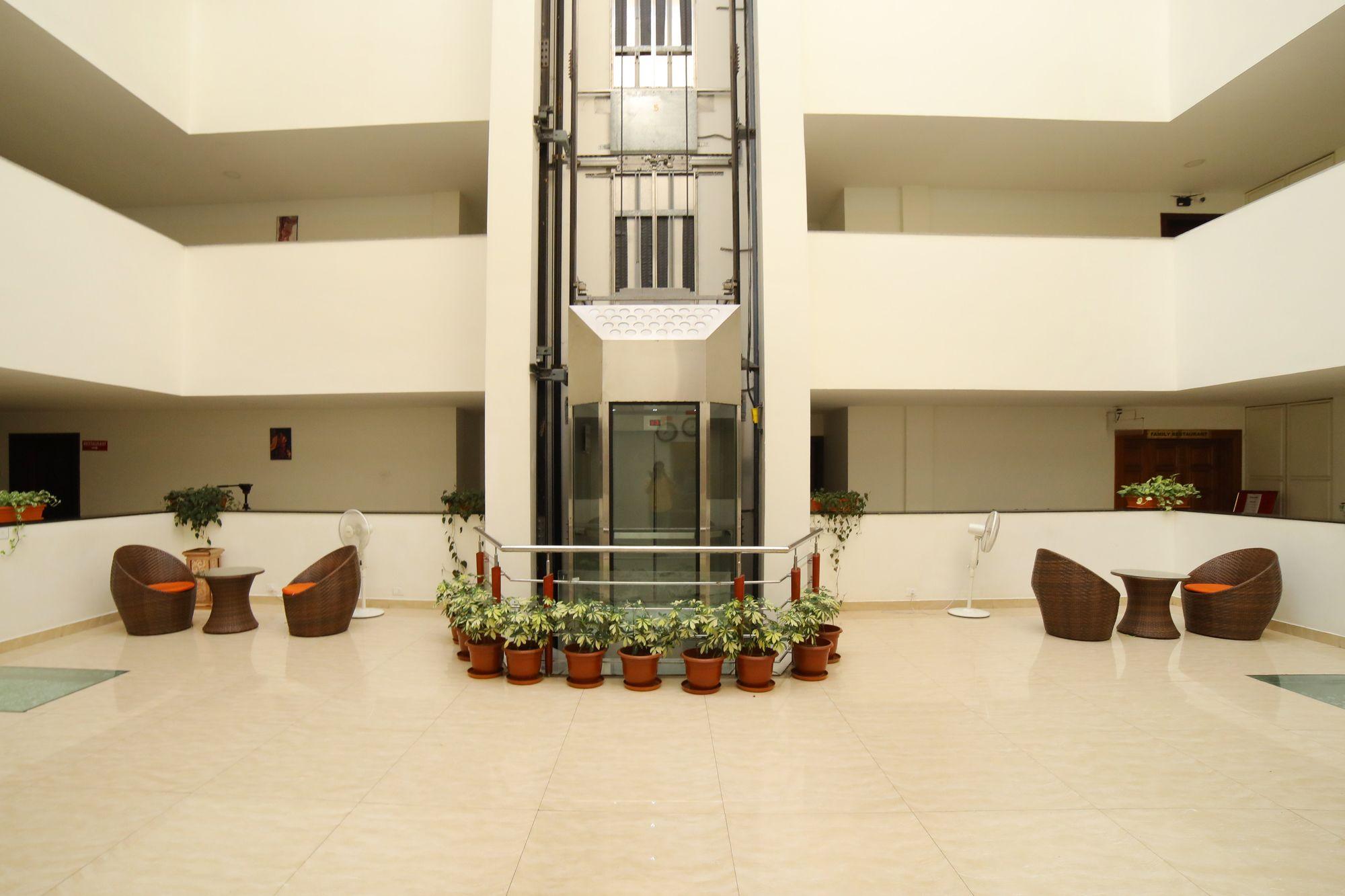 Vista Lobby OYO 2079 near Medical College