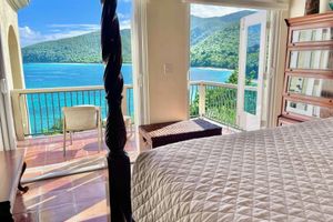 Alquiler Vacacional - North Shore Waterfront with Beach Access & Big Views of the Clear Water Below