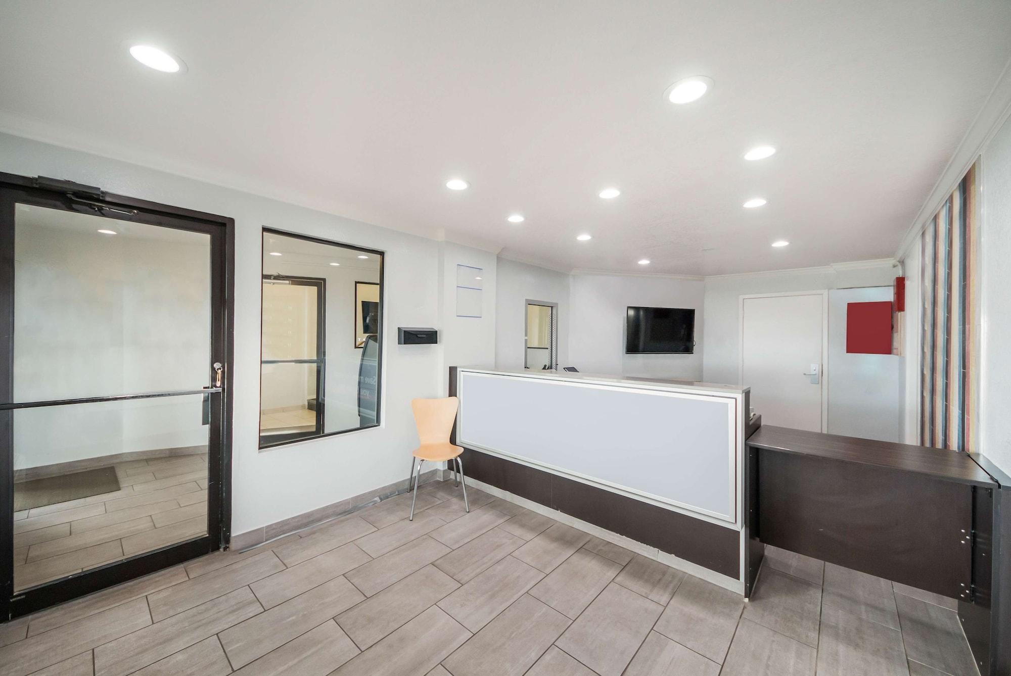 Vista Lobby Studio 6 Laredo, TX - North I-35
