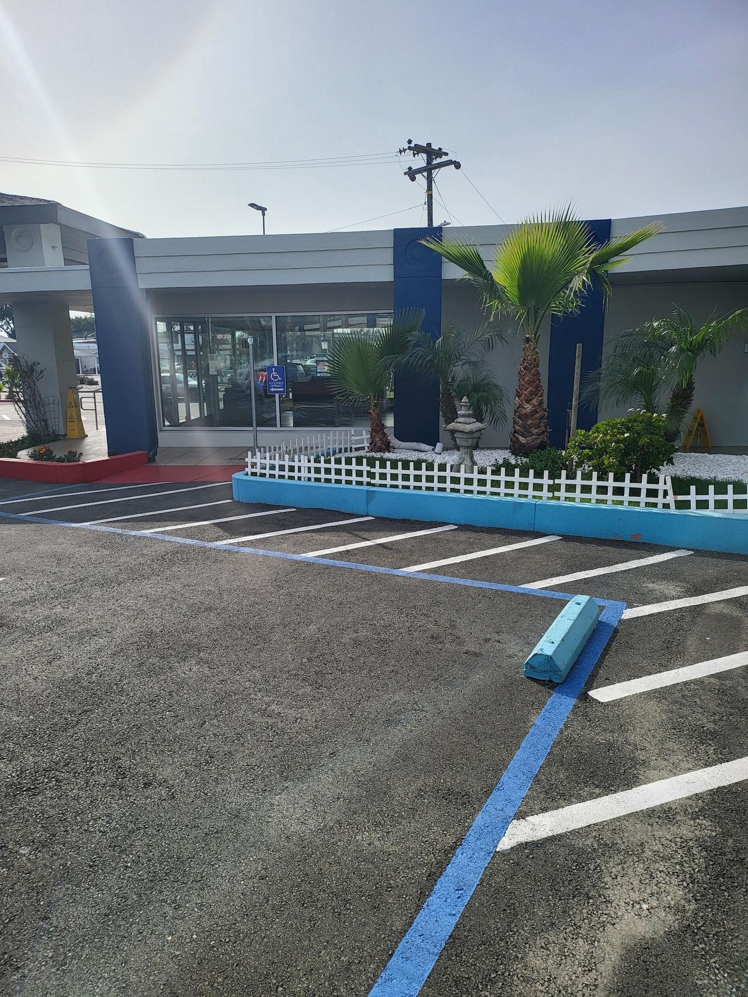Vista Exterior Motel 6 Vallejo, CA – Napa Valley
