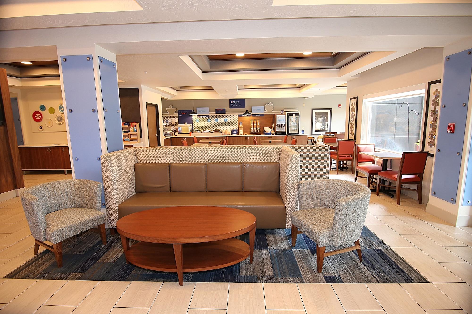 Vista Lobby Holiday Inn Express & Suites Ashland by IHG
