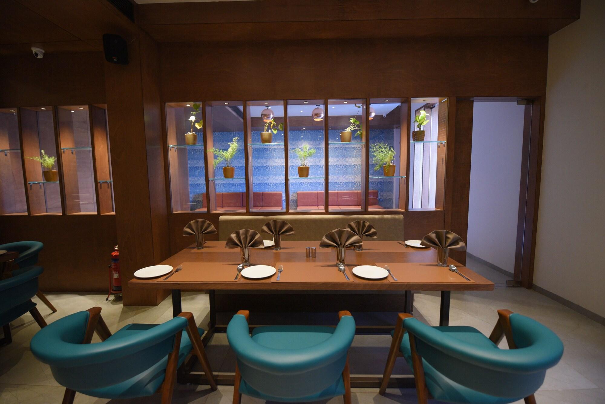 Restaurant Hotel The Pramukh by Shivalaya Darshanam